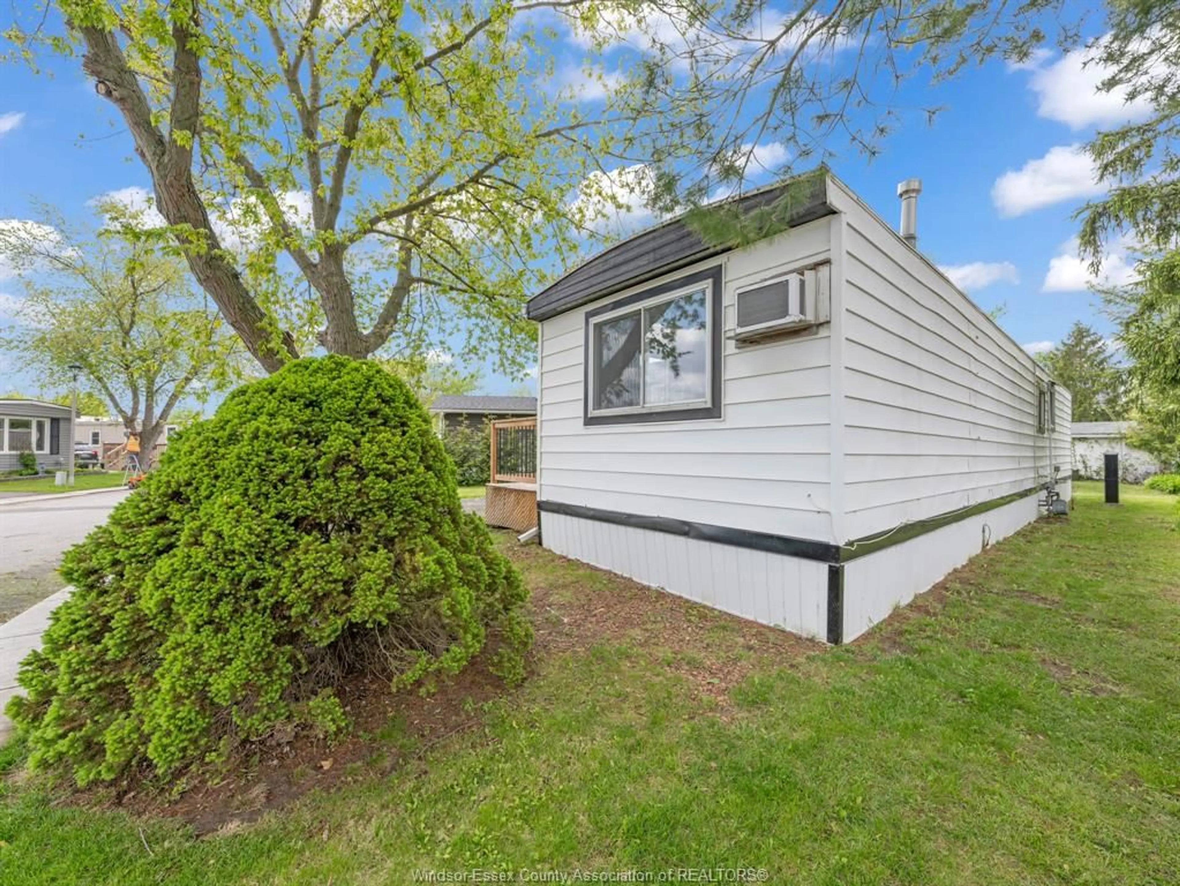 A pic from outside/outdoor area/front of a property/back of a property/a pic from drone, street for 178 NEIL Crt, Essex Ontario N8M 2A6