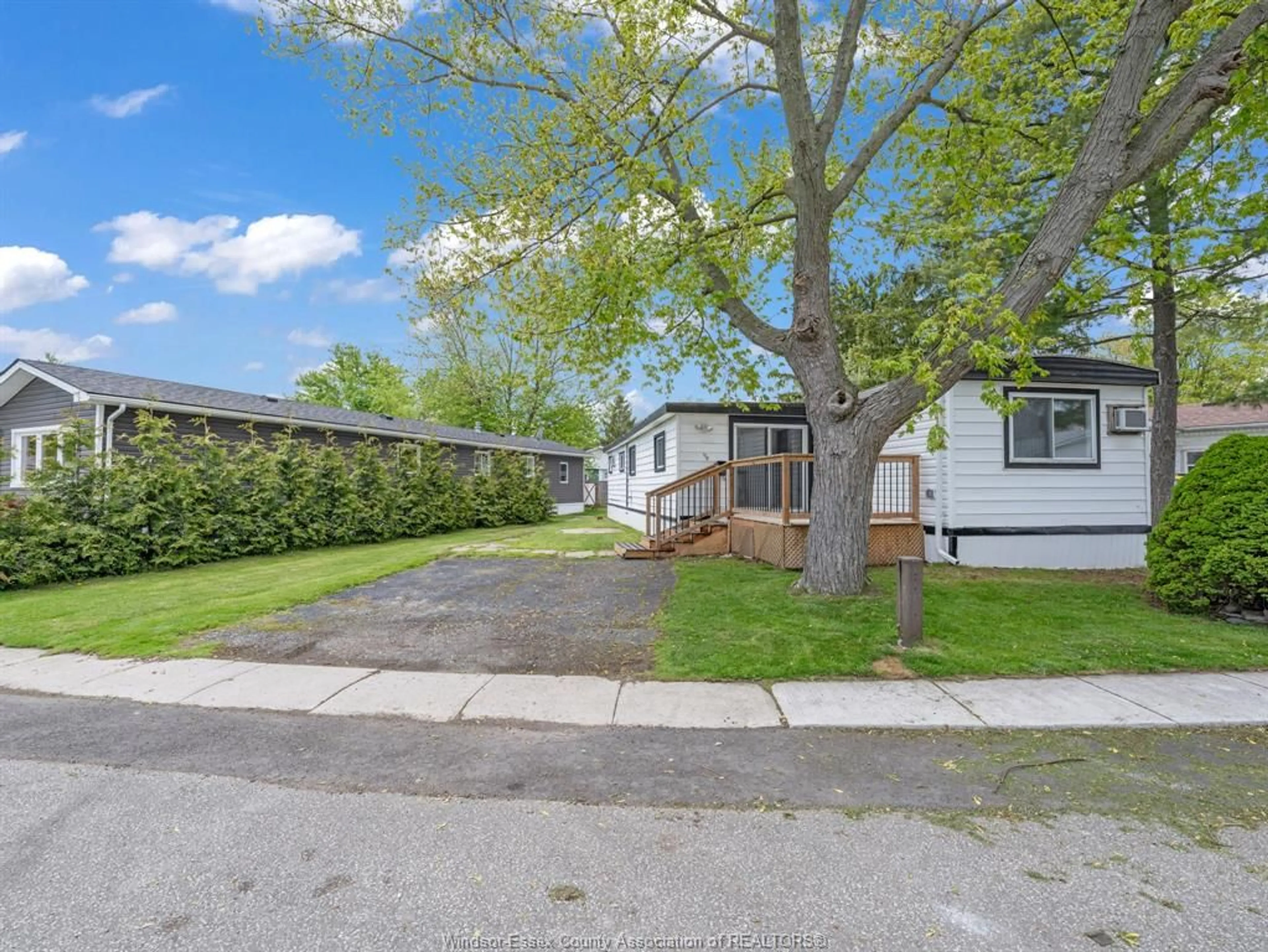 A pic from outside/outdoor area/front of a property/back of a property/a pic from drone, street for 178 NEIL Crt, Essex Ontario N8M 2A6