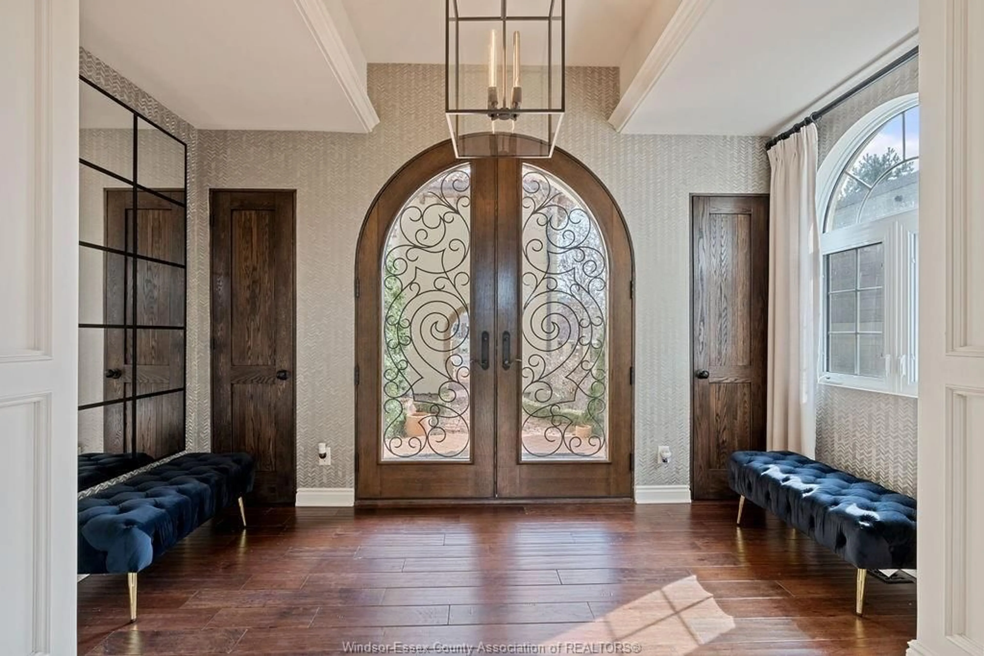 Indoor entryway for 13038 RIVERSIDE Dr, Tecumseh Ontario N8N 1A8