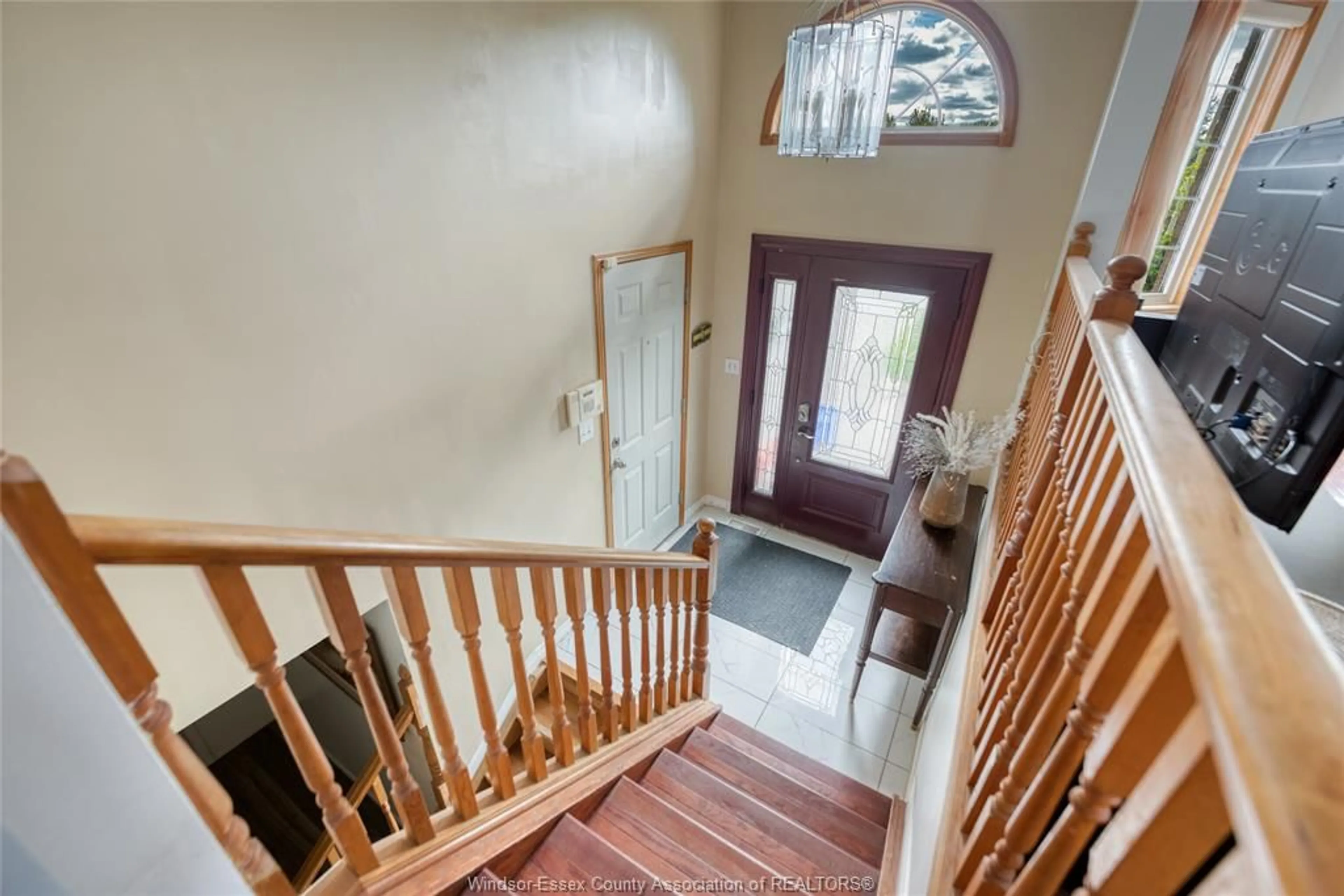 Indoor foyer for 4340 ST. CLAIR Ave, LaSalle Ontario N9H 1G1