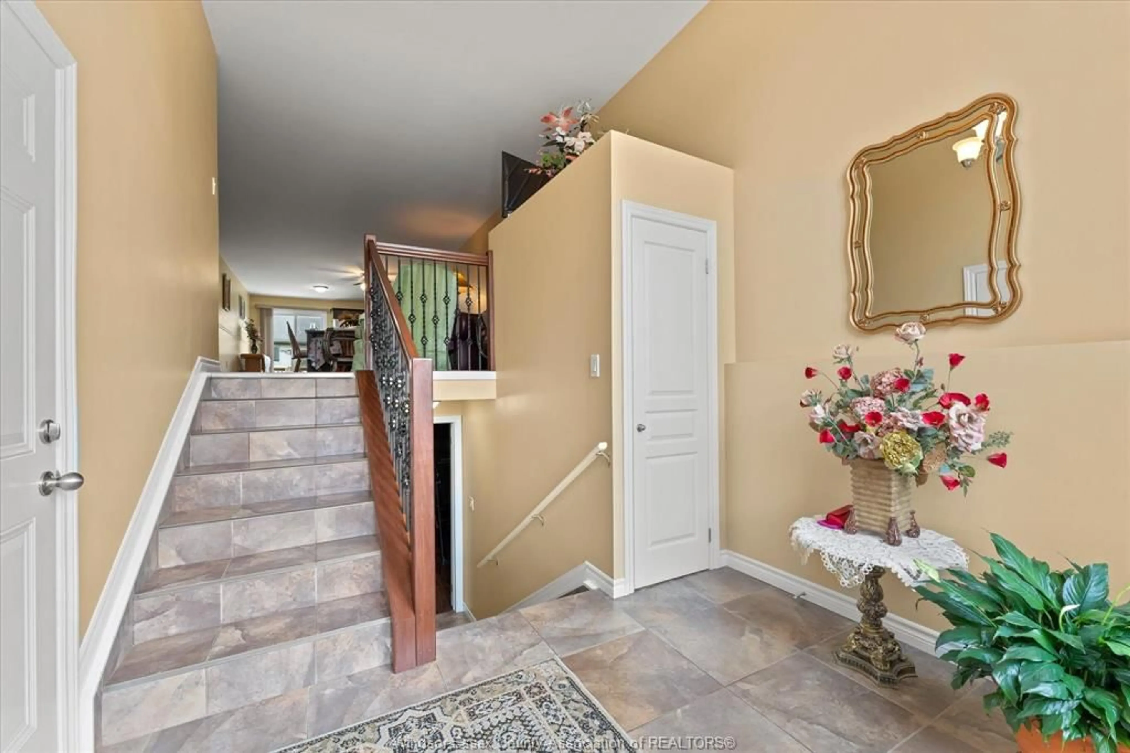 Indoor foyer for 11865 ROCKLAND, Windsor Ontario N8P 1Z7