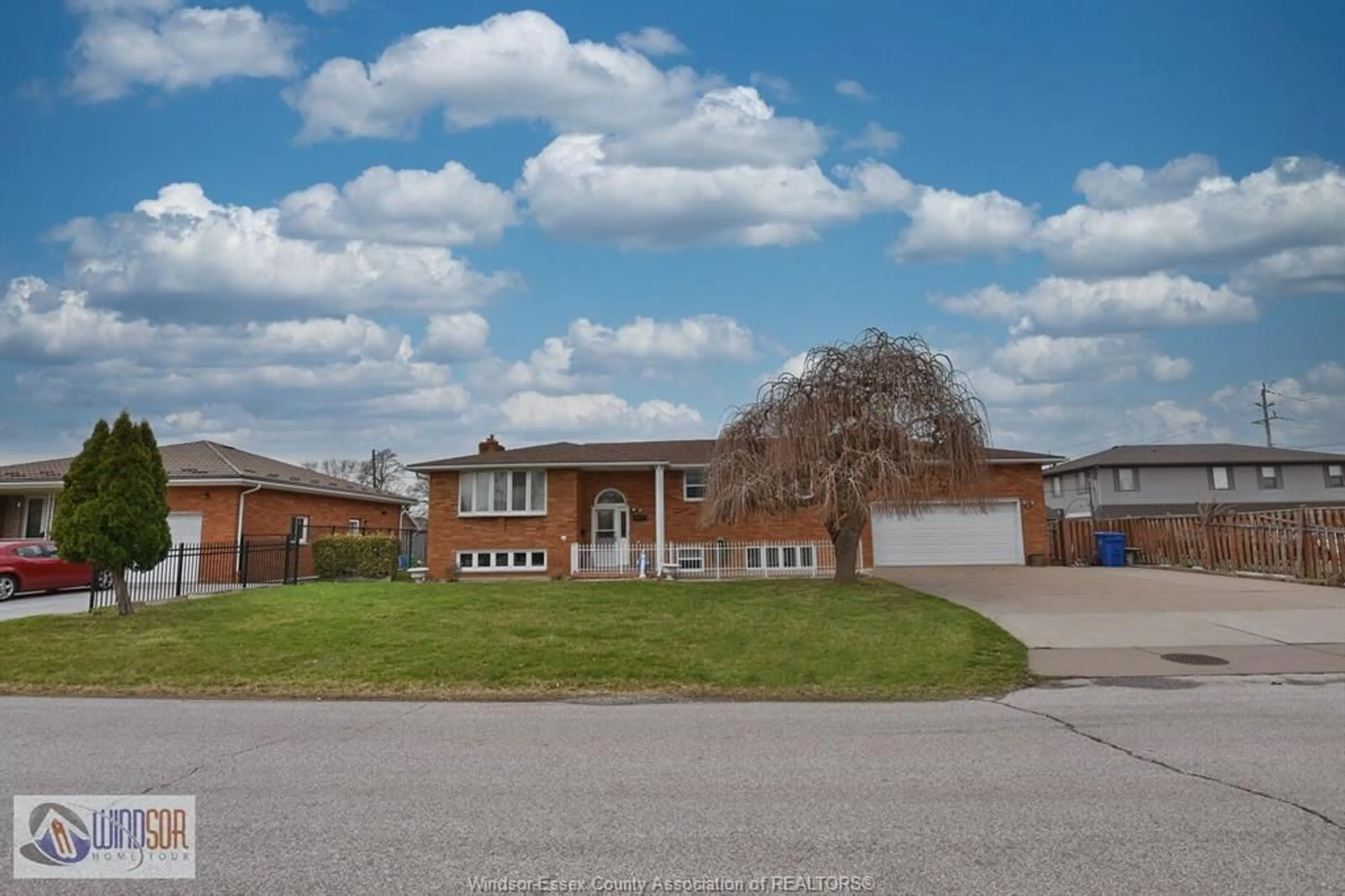 A pic from outside/outdoor area/front of a property/back of a property/a pic from drone, street for 1455 ST. CLAIR Ave, Windsor Ontario N9B 3K7