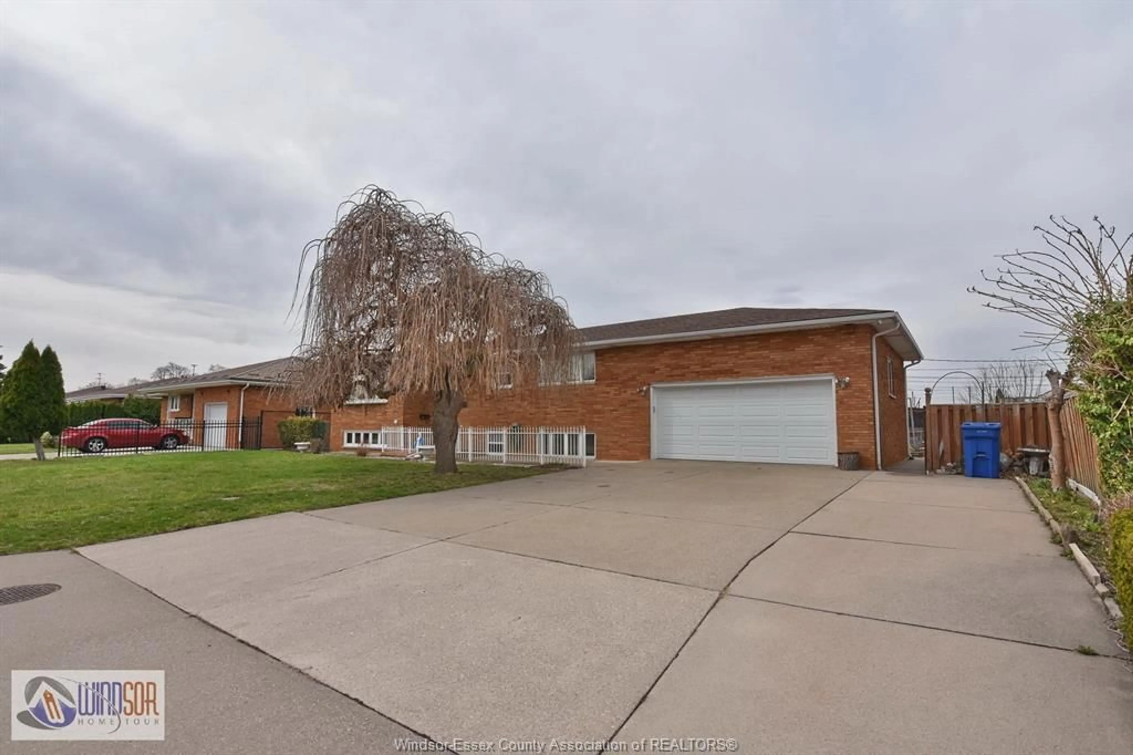 A pic from outside/outdoor area/front of a property/back of a property/a pic from drone, street for 1455 ST. CLAIR Ave, Windsor Ontario N9B 3K7