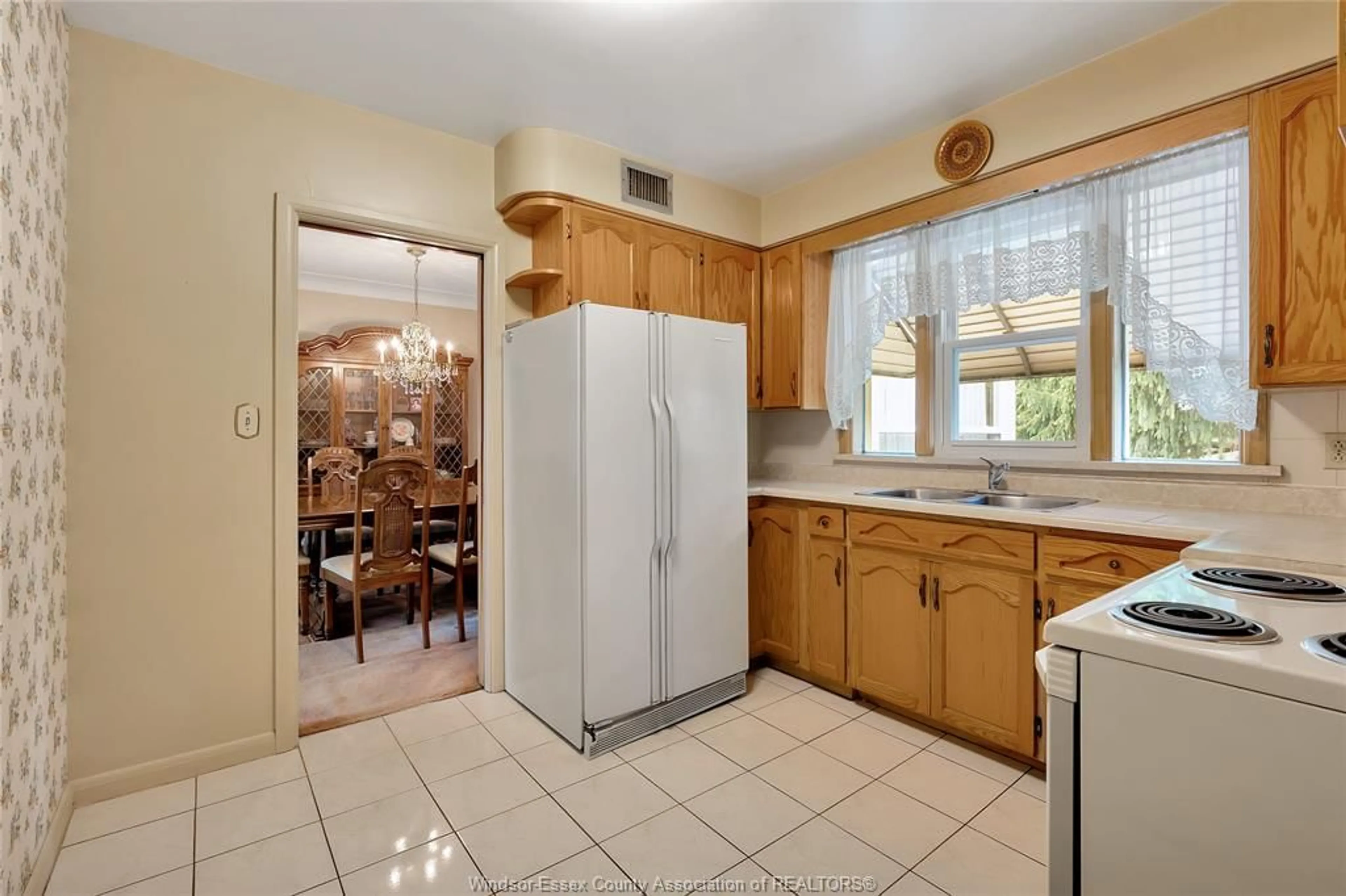 Standard kitchen, ceramic/tile floor for 273 HENKEL Pl, Windsor Ontario N8Y 2E8