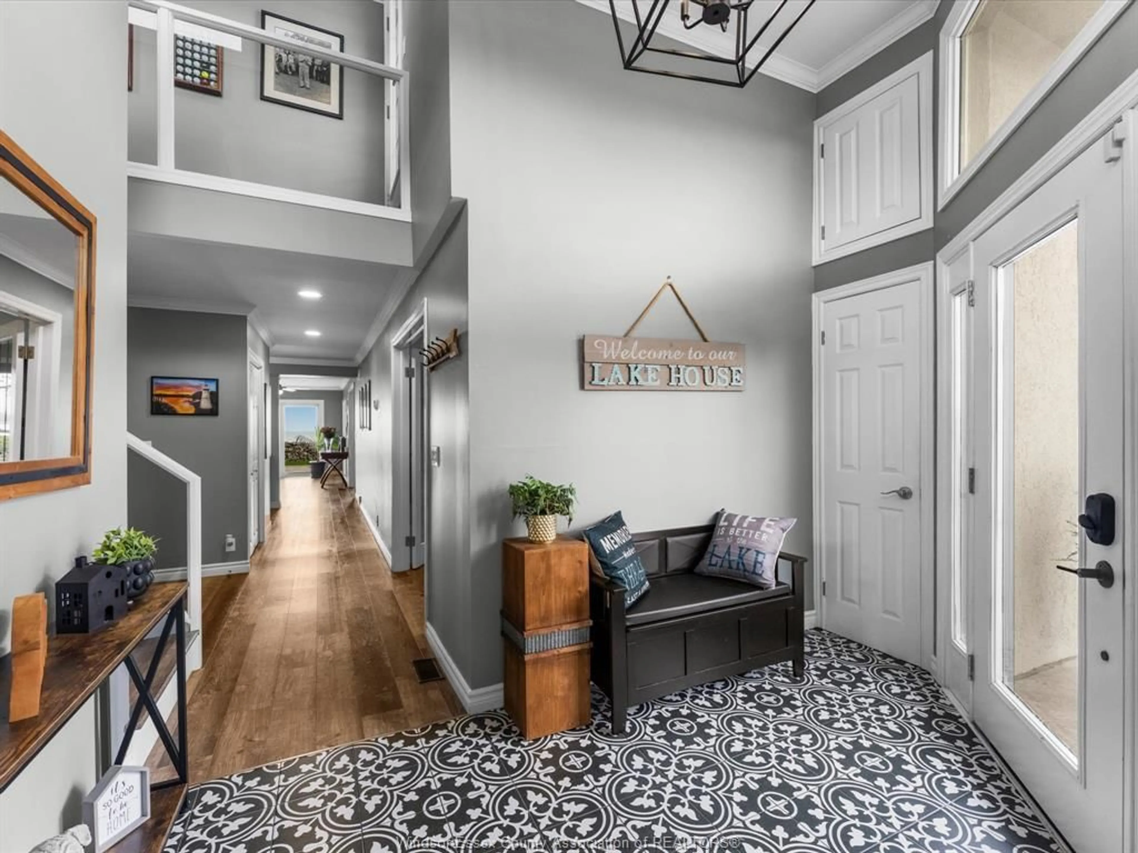 Indoor entryway for 19050 PENINSULA St, Lakeshore Ontario N0P 1L0