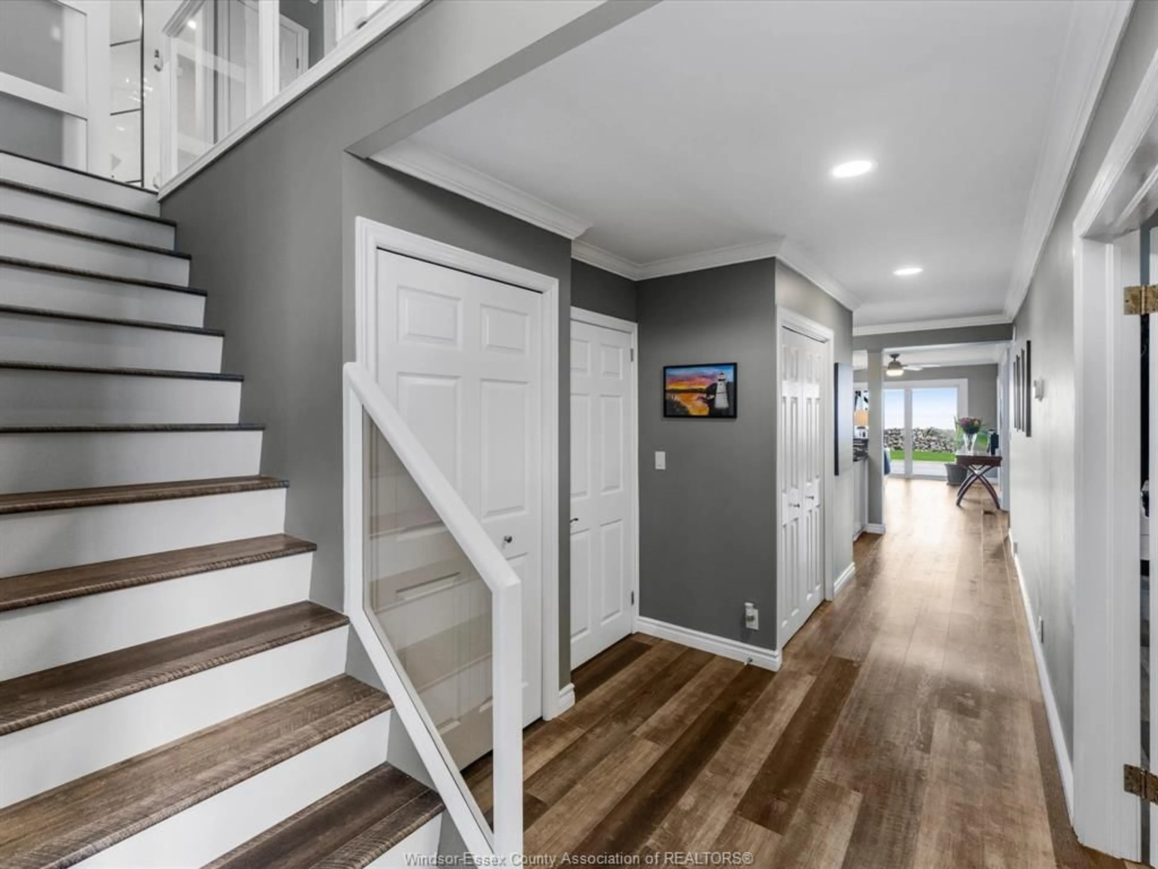 Indoor entryway for 19050 PENINSULA St, Lakeshore Ontario N0P 1L0