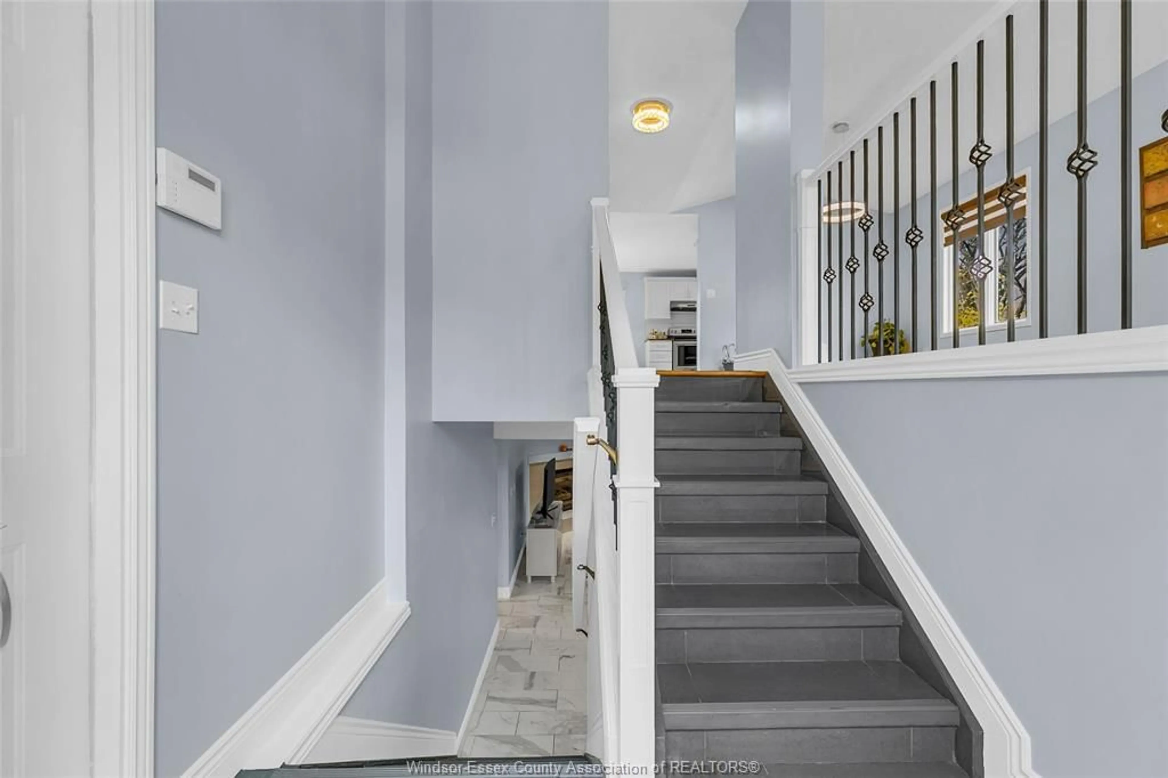 Indoor foyer for 2505 ST. CLAIR Ave, Windsor Ontario N9E 4L9