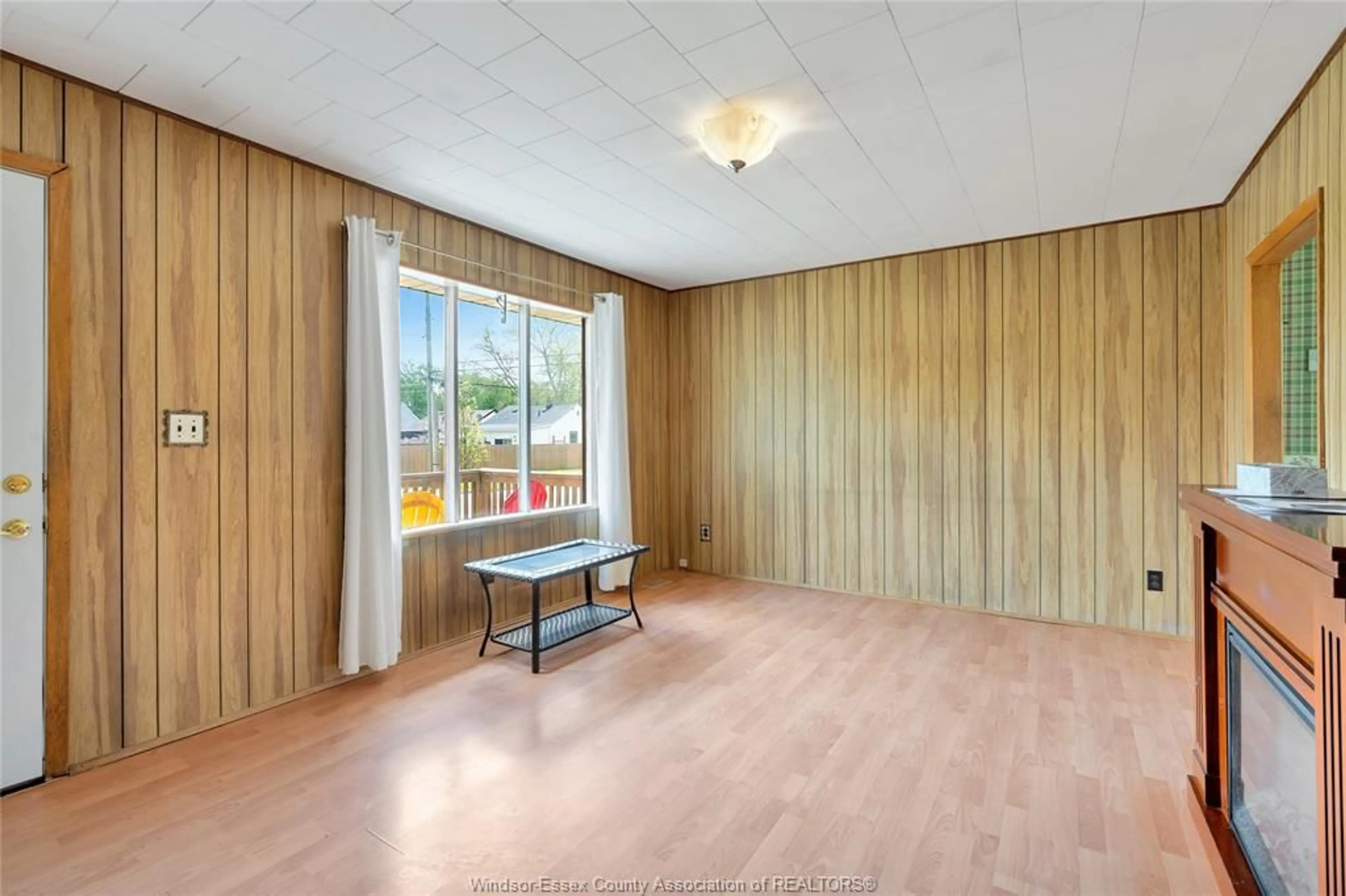 A pic of a room for 3666 GIRARDOT St, Windsor Ontario N9C 1W5