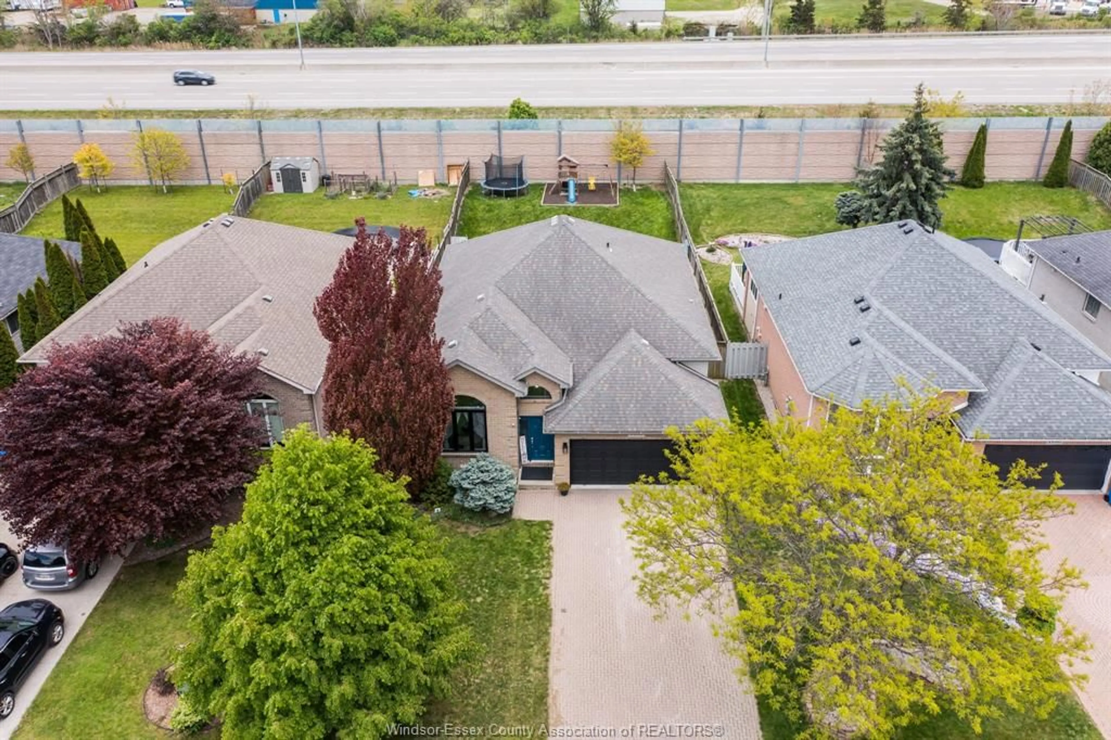 A pic from outside/outdoor area/front of a property/back of a property/a pic from drone, street for 1488 IMPERIAL Cres, Windsor Ontario N9G 2T7