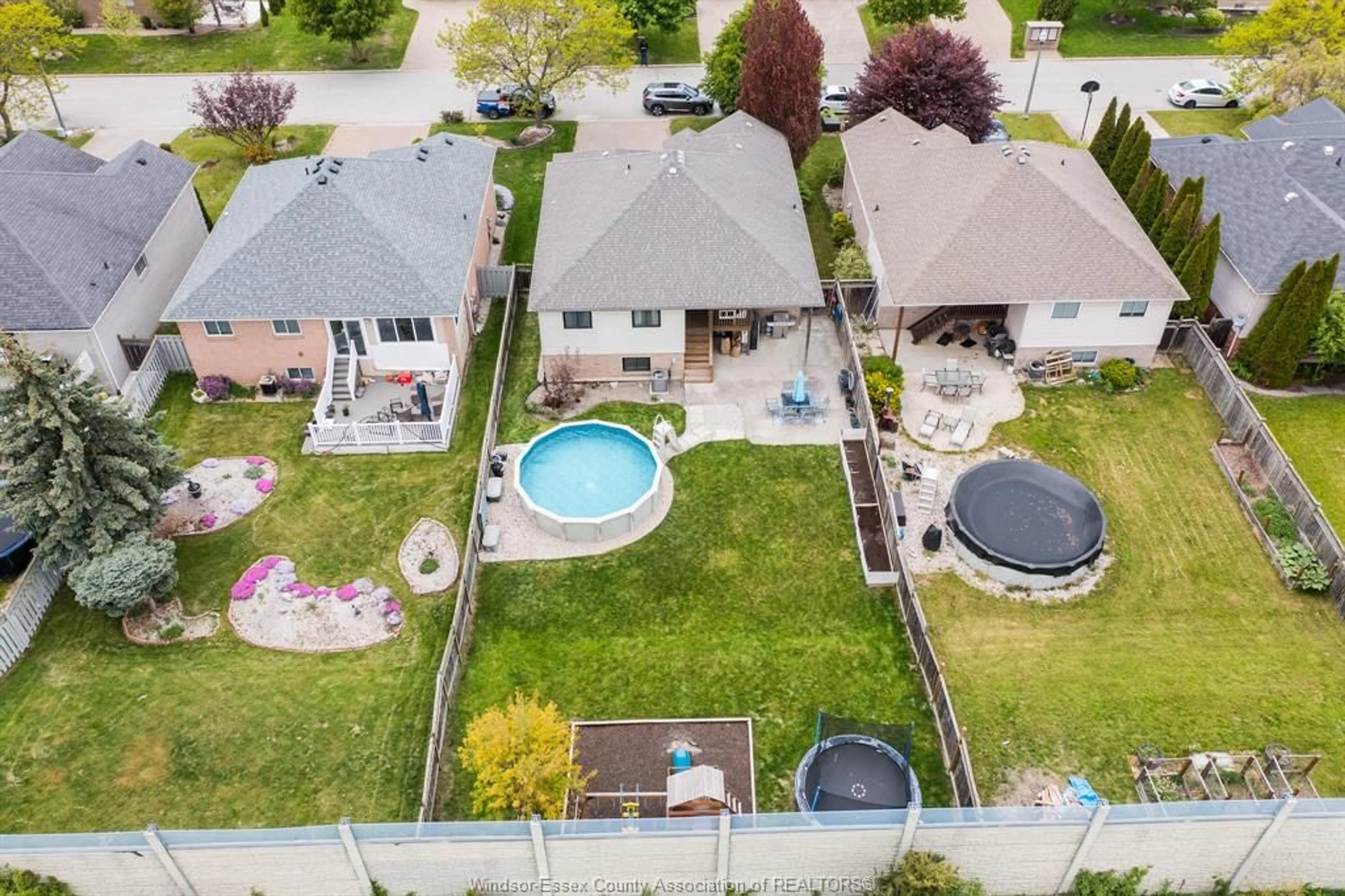 A pic from outside/outdoor area/front of a property/back of a property/a pic from drone, unknown for 1488 IMPERIAL Cres, Windsor Ontario N9G 2T7