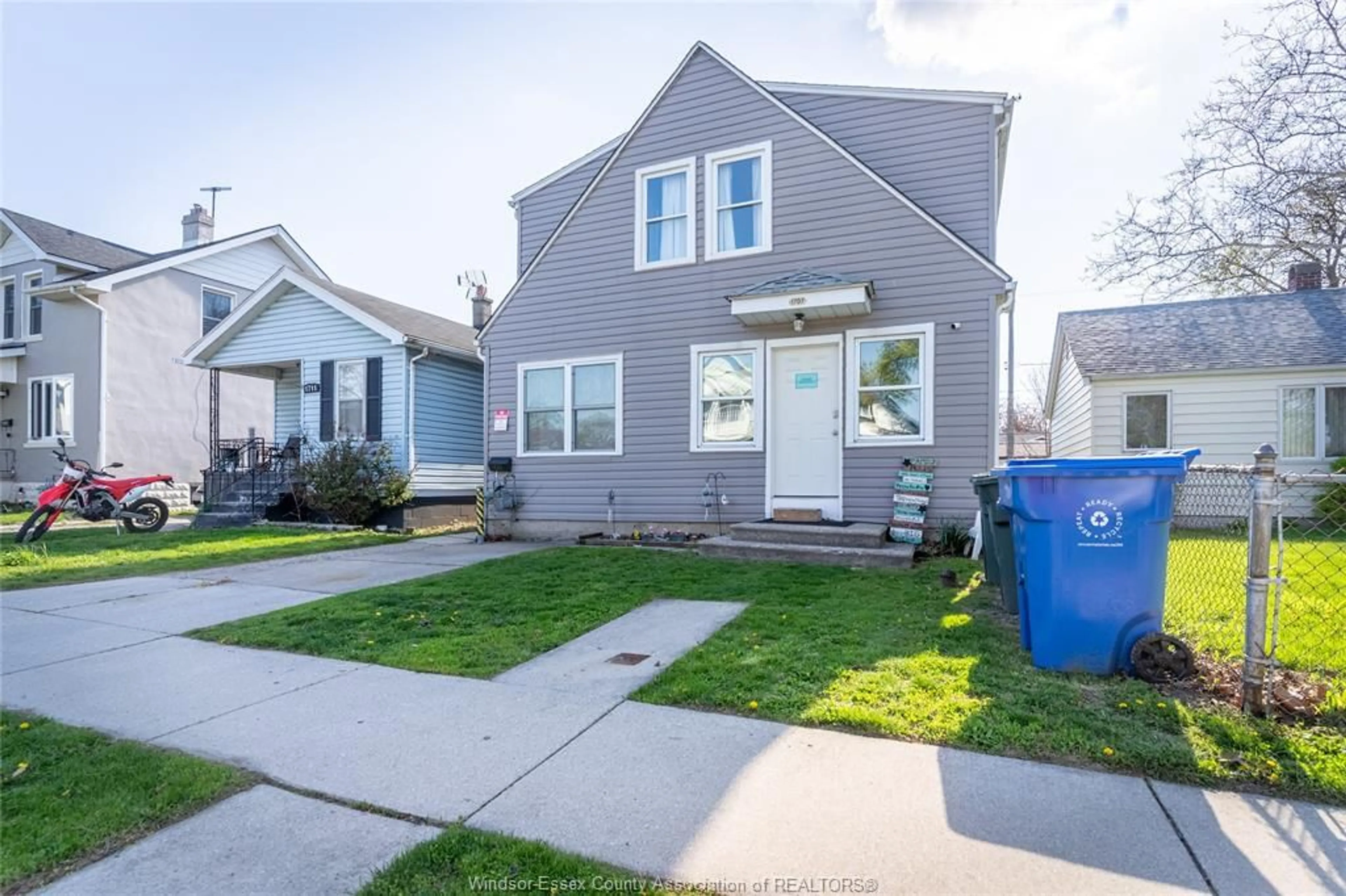 Home with vinyl exterior material, street for 1707 ALBERT, Windsor Ontario N8Y 3R6