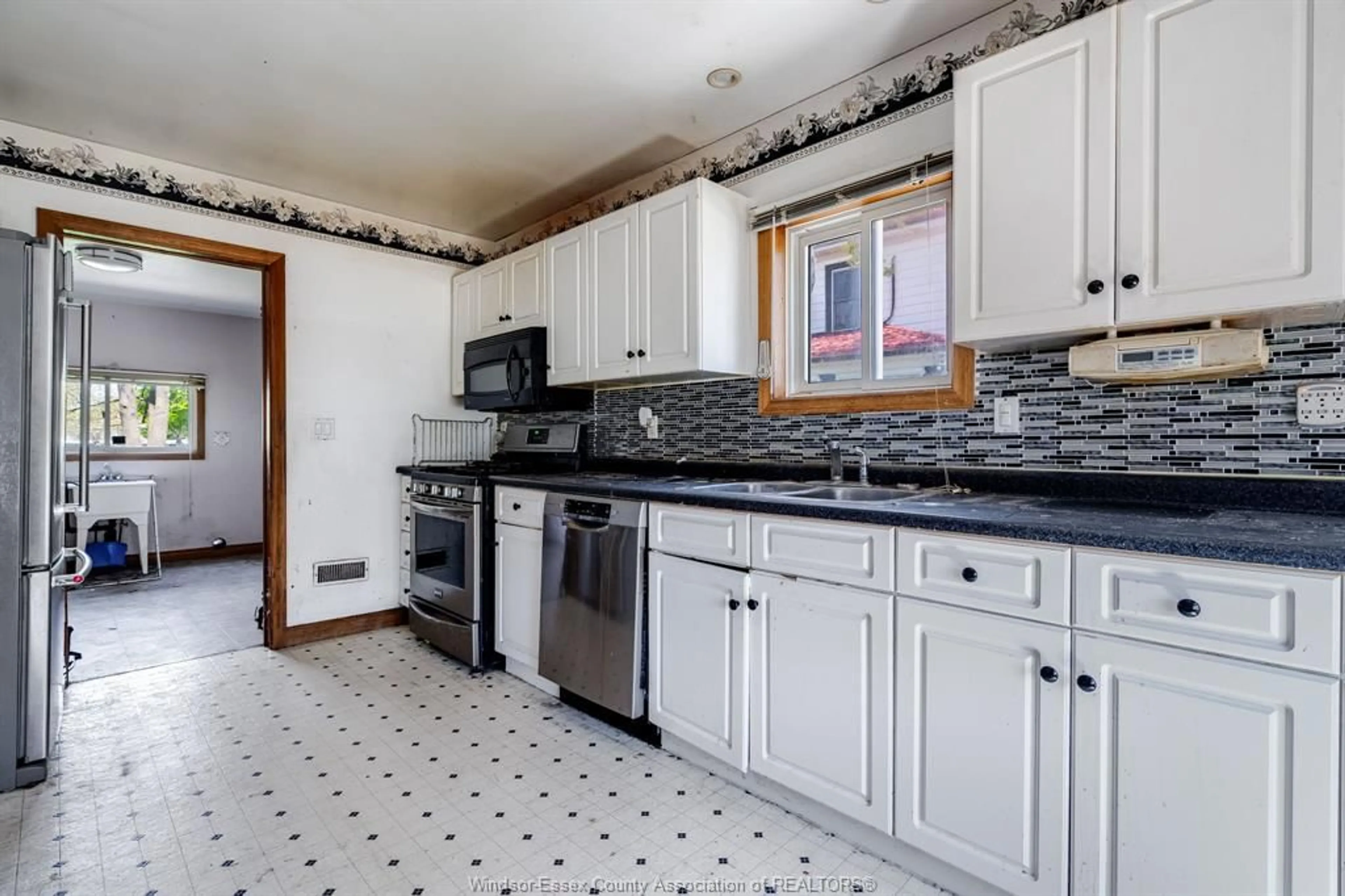 Unknown for 41 Orange St, Leamington Ontario N8H 1P6