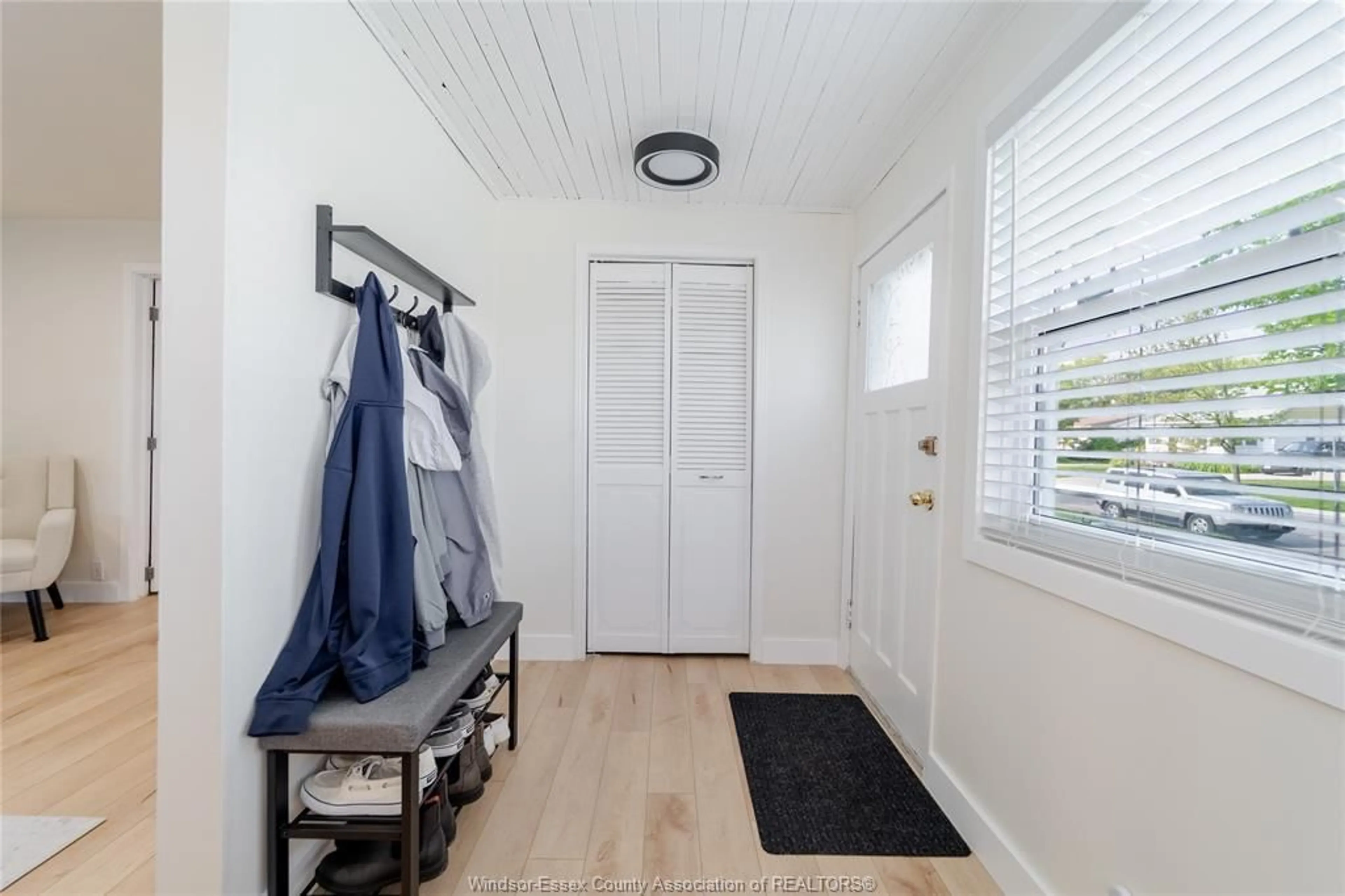Indoor entryway for 1135 Glidden Ave, Windsor Ontario N8S 2P2