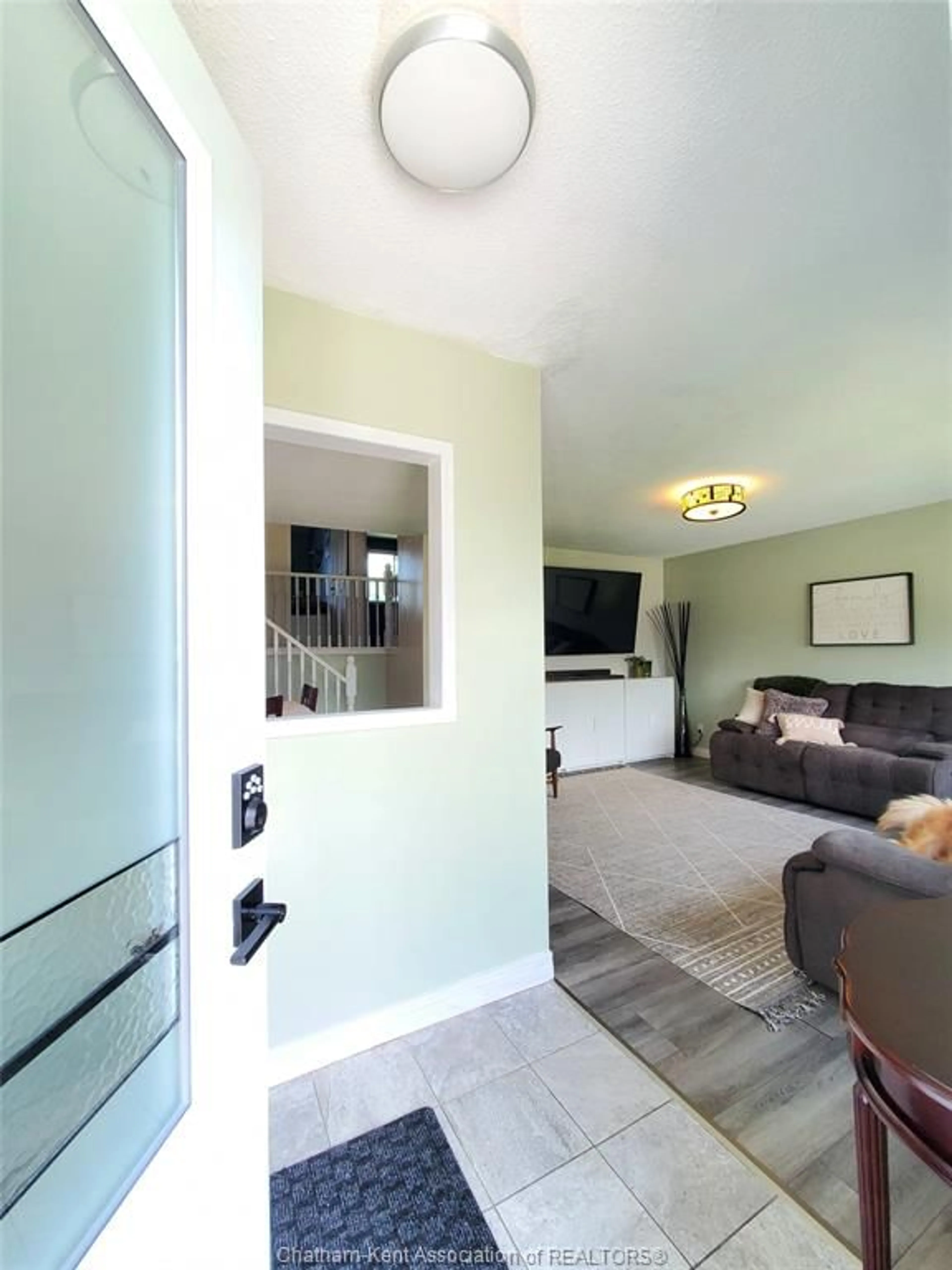Indoor entryway for 10 Athlone Rd, Tilbury Ontario N0P 2L0