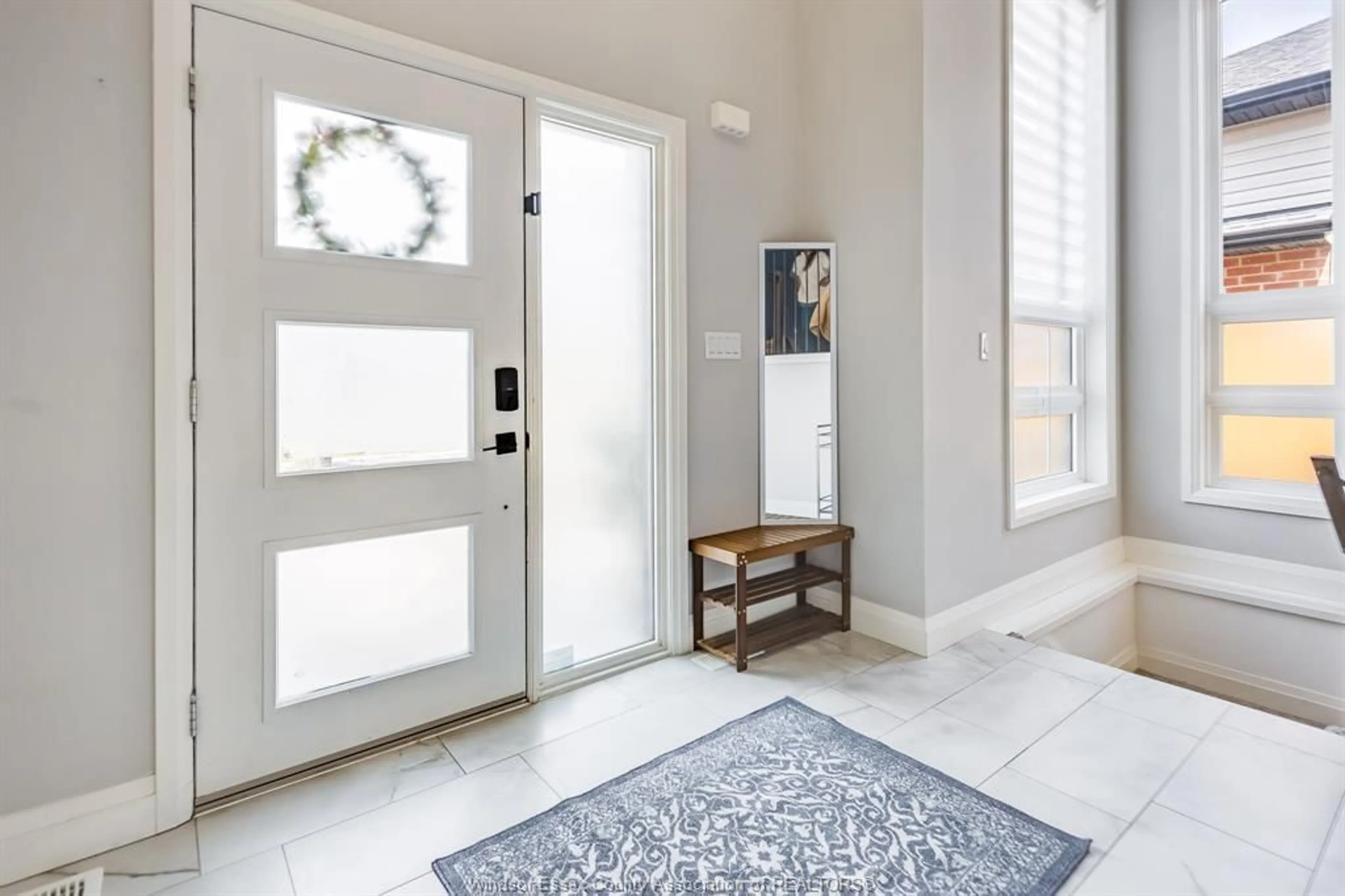 Indoor entryway for 257 ROBINSON Ave, Essex Ontario N8M 0A8