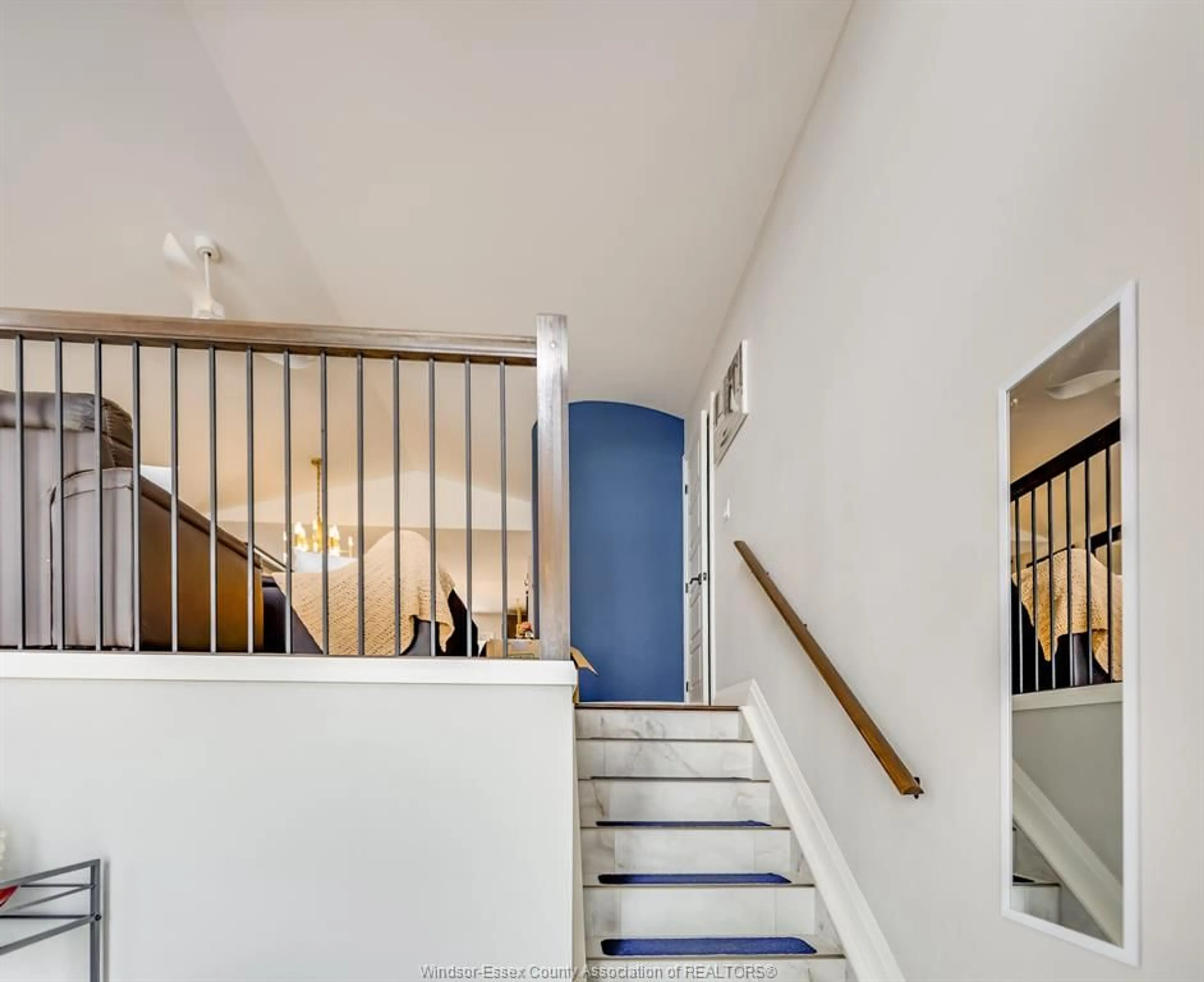 Indoor foyer for 257 ROBINSON Ave, Essex Ontario N8M 0A8