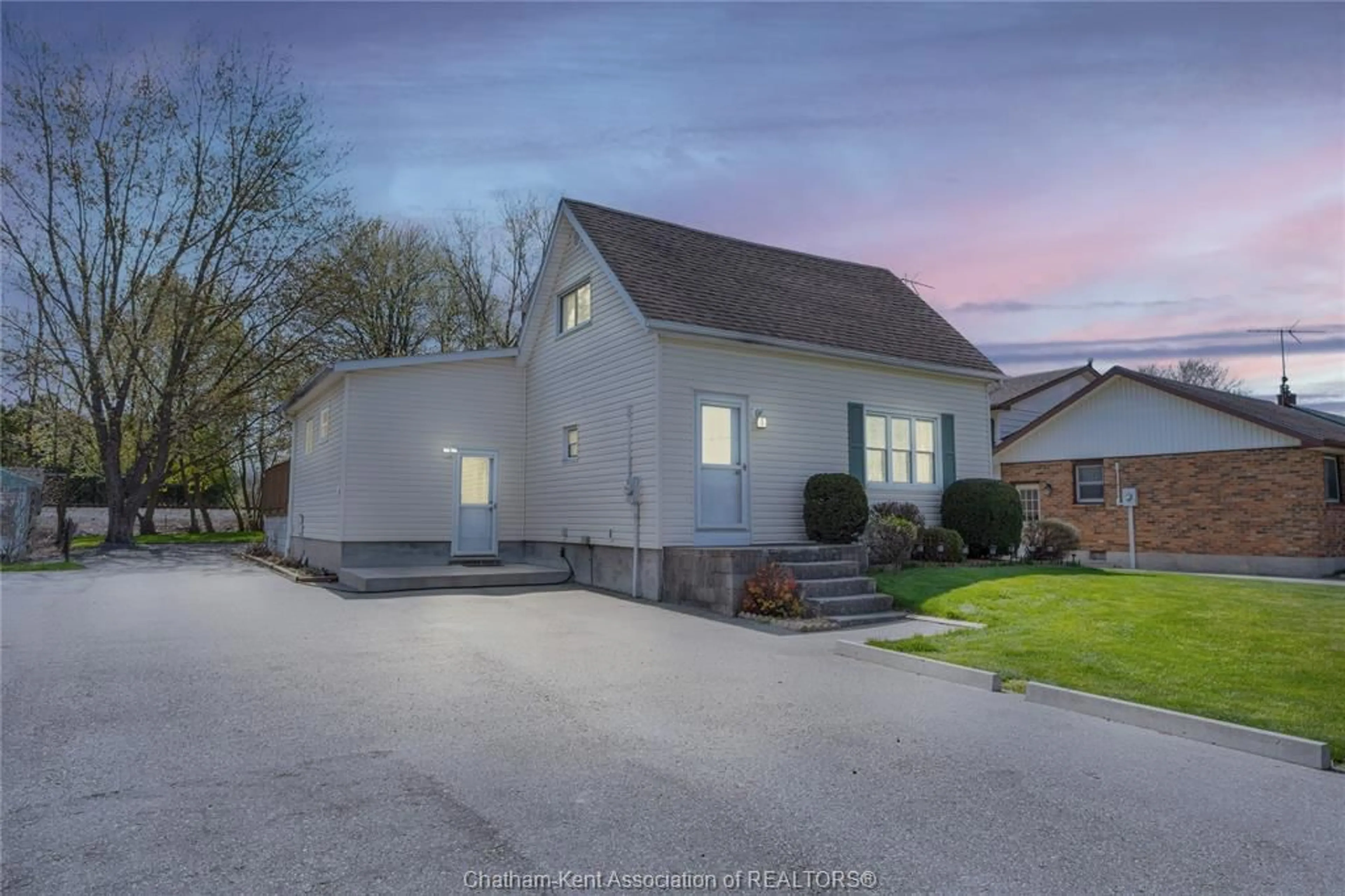 A pic from outside/outdoor area/front of a property/back of a property/a pic from drone, street for 848 GRAND Ave, Chatham Ontario N7M 0P8