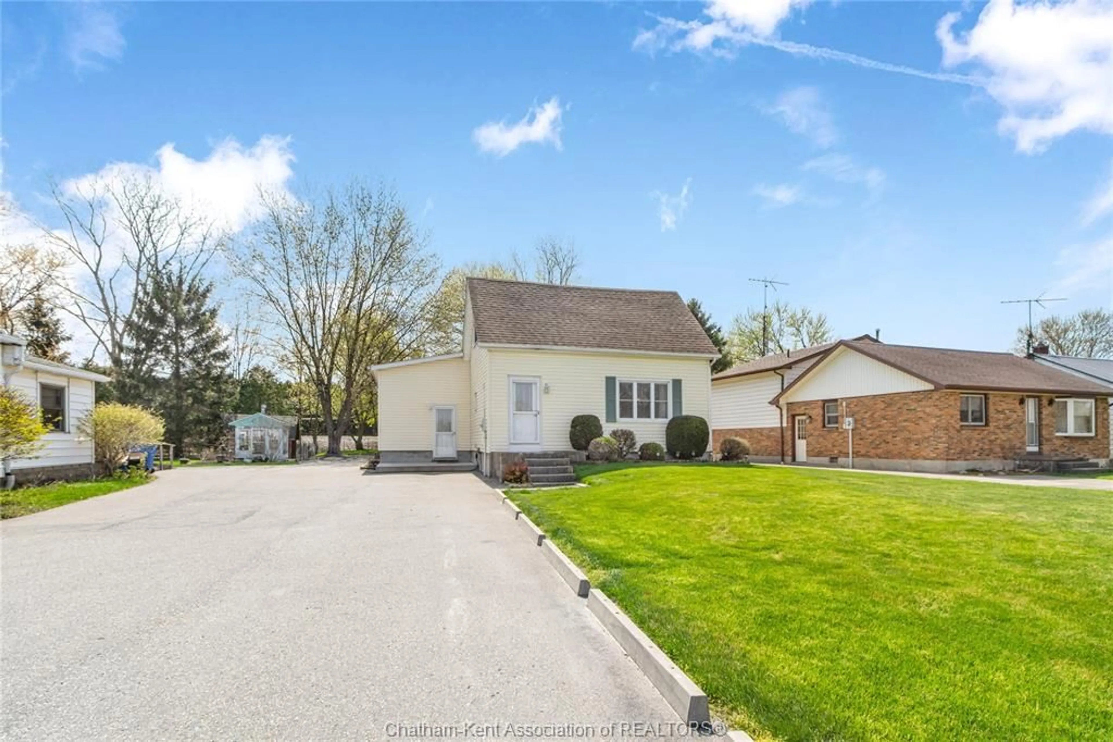 A pic from outside/outdoor area/front of a property/back of a property/a pic from drone, street for 848 GRAND Ave, Chatham Ontario N7M 0P8