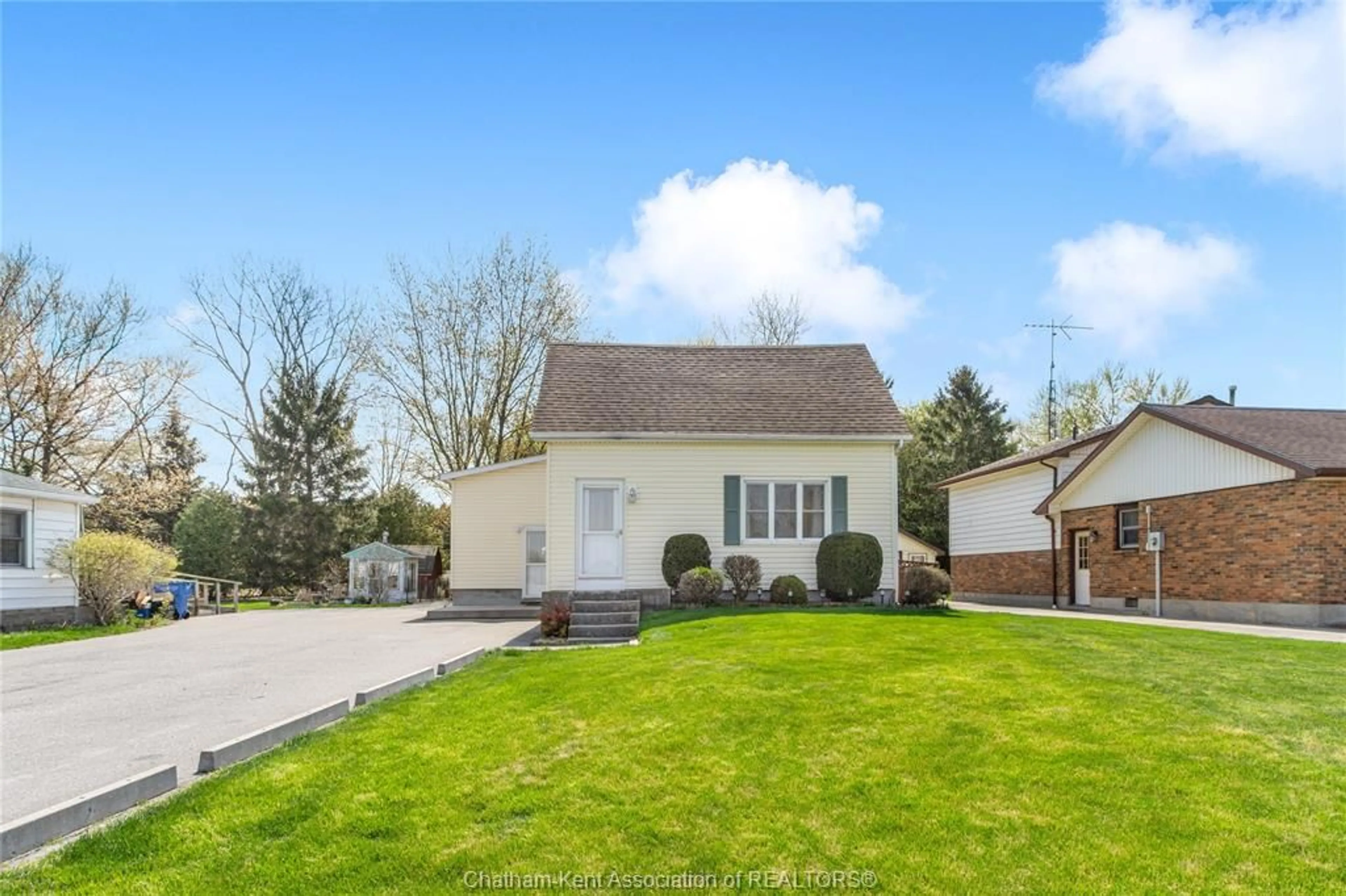A pic from outside/outdoor area/front of a property/back of a property/a pic from drone, street for 848 GRAND Ave, Chatham Ontario N7M 0P8