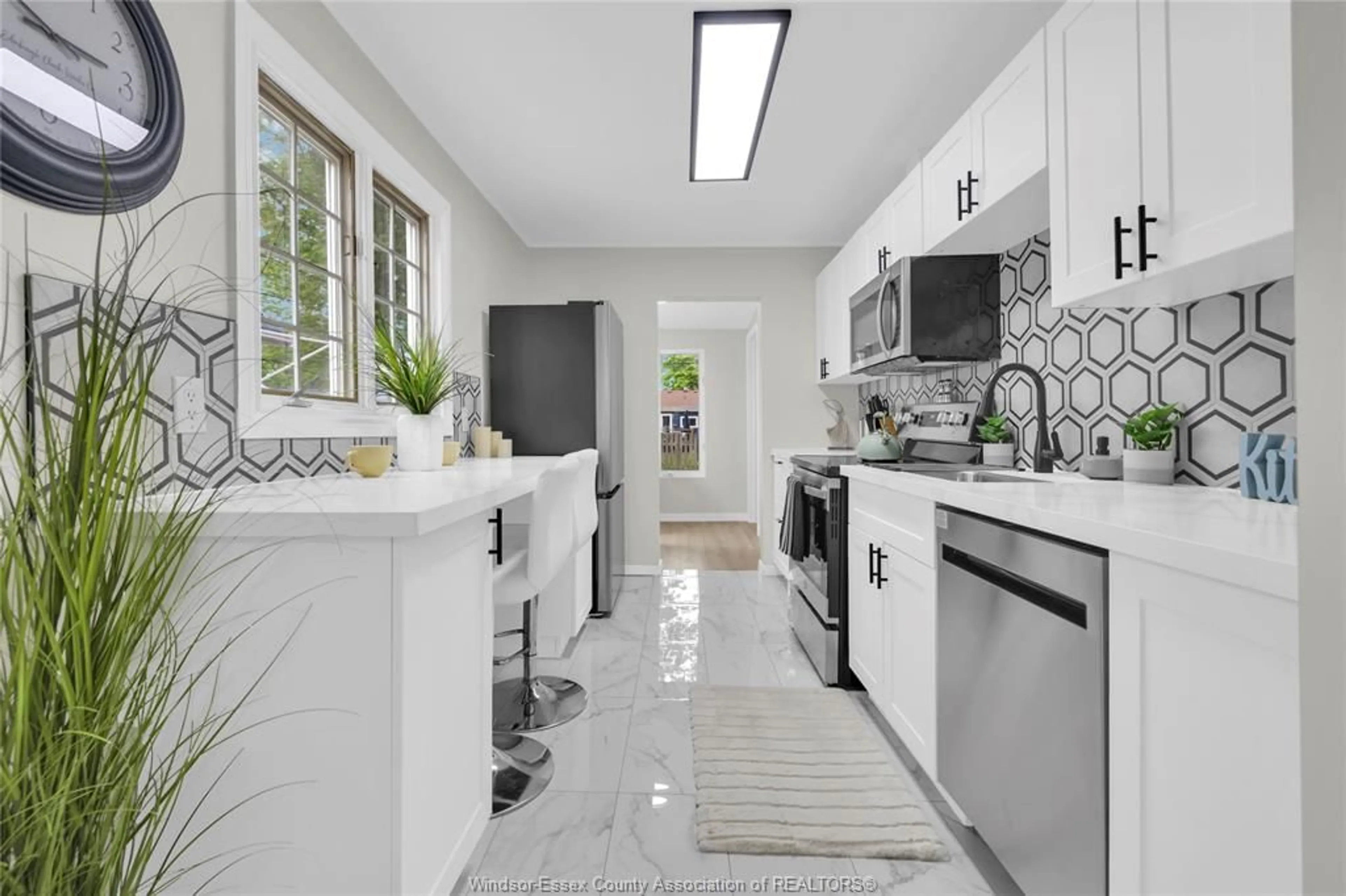 Unknown for 2354 MARENTETTE, Windsor Ontario N8W 2C3