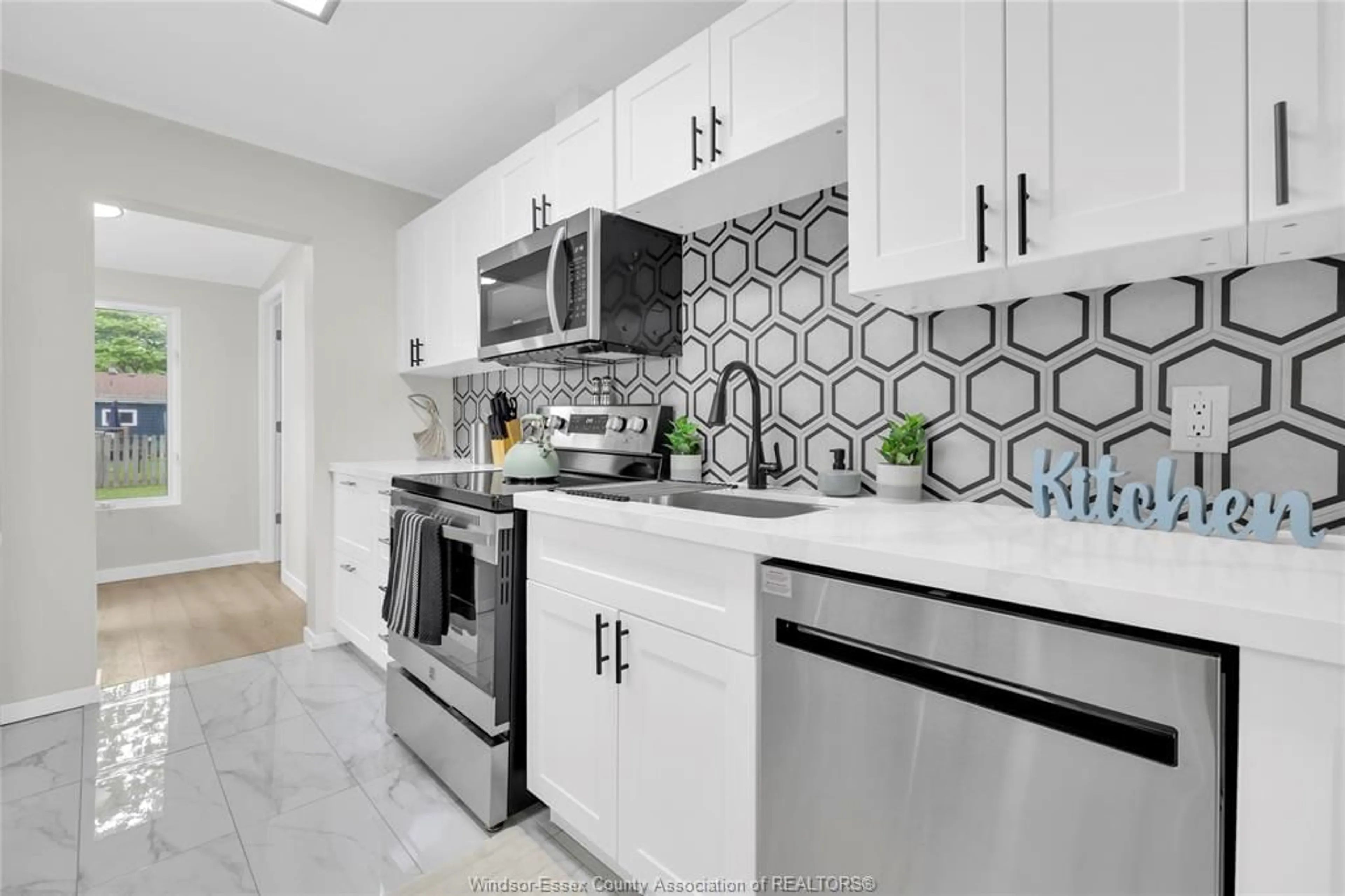Unknown for 2354 MARENTETTE, Windsor Ontario N8W 2C3