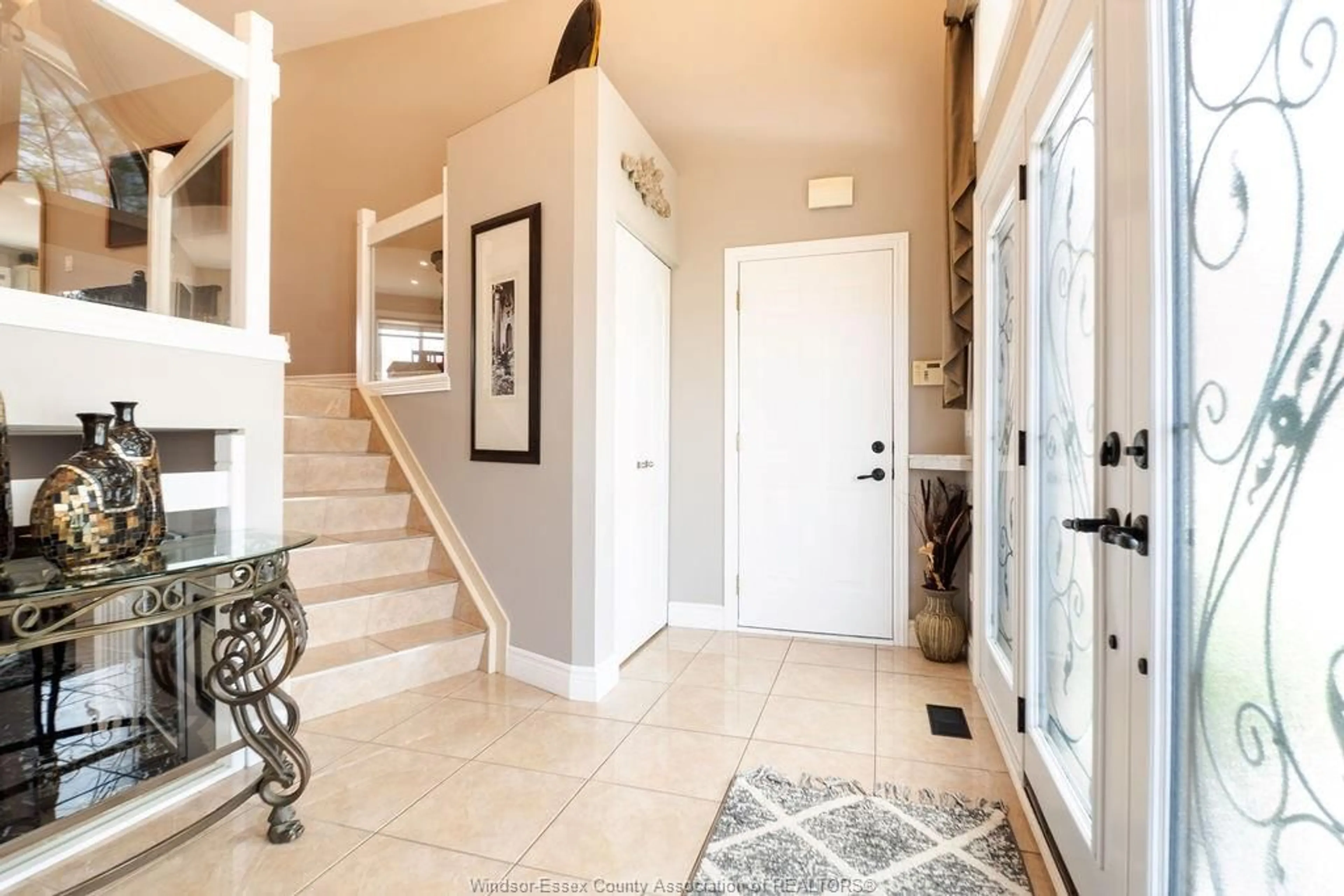 Indoor entryway for 4250 Canberra Ave, Windsor Ontario N9G 3E8