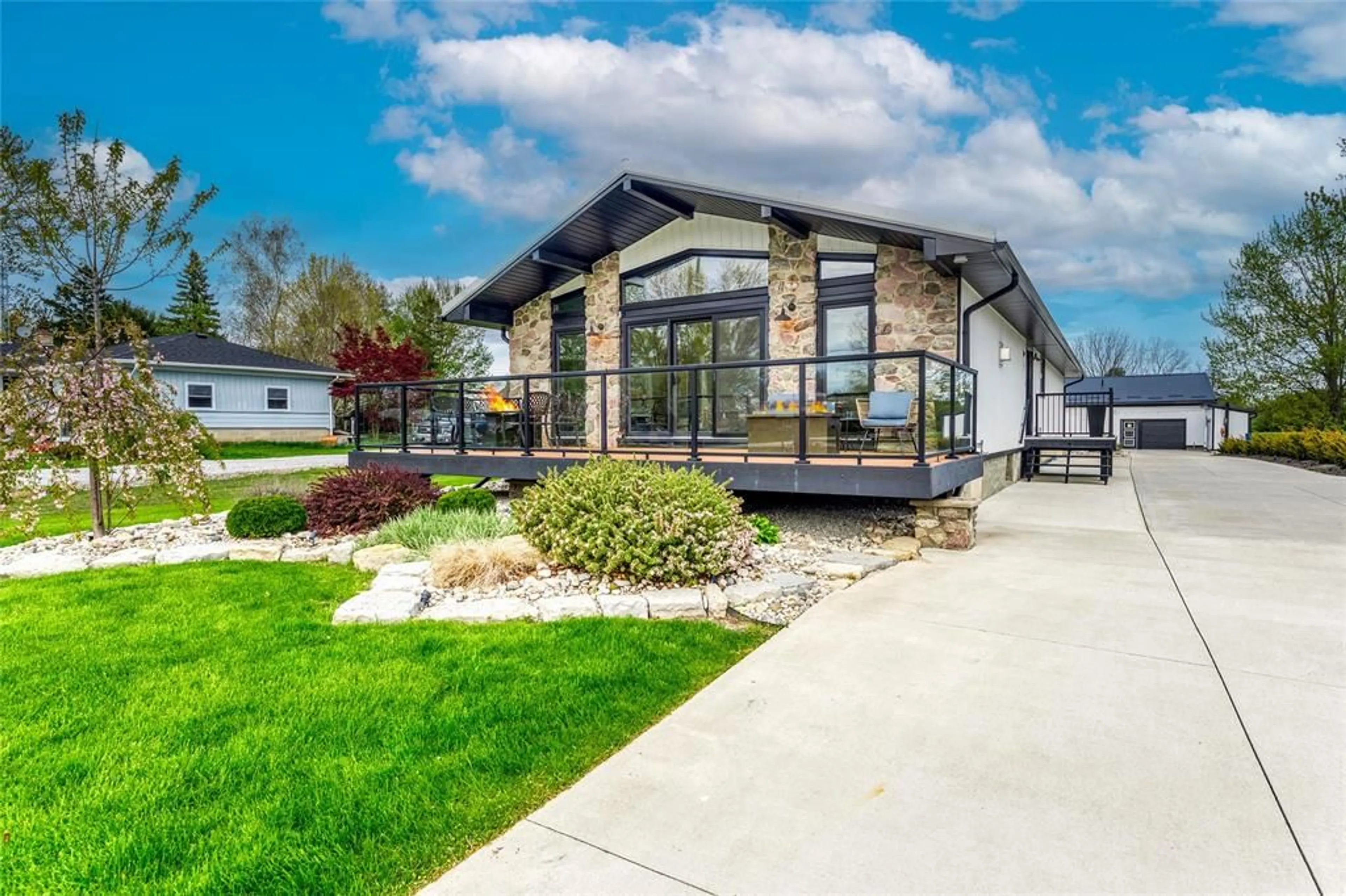 Home with vinyl exterior material, unknown for 747 Broadway St, Plympton-Wyoming Ontario N0N 1T0