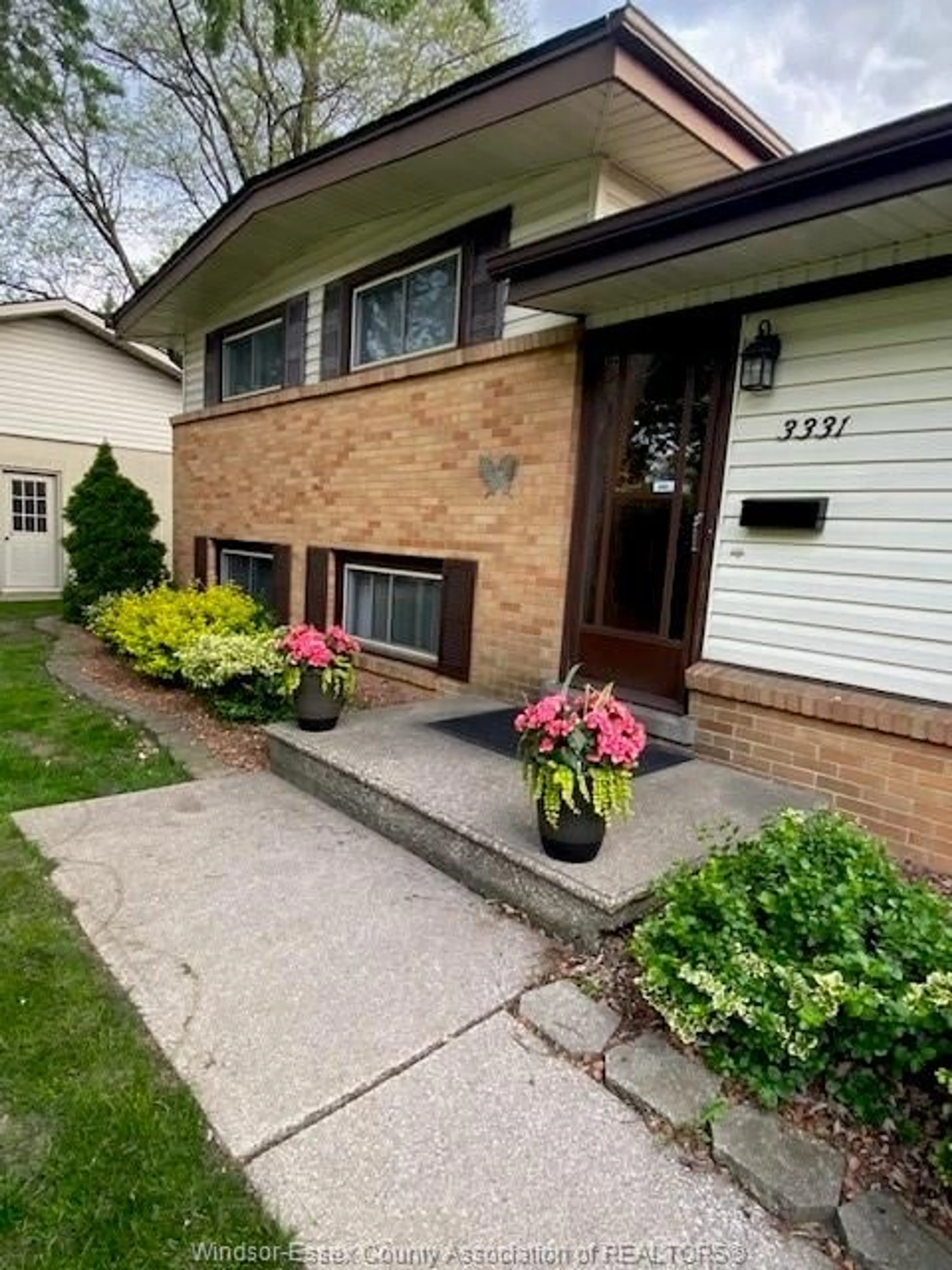 Home with brick exterior material, street for 3331 GLENWOOD Ave, Windsor Ontario N9E 2Y3