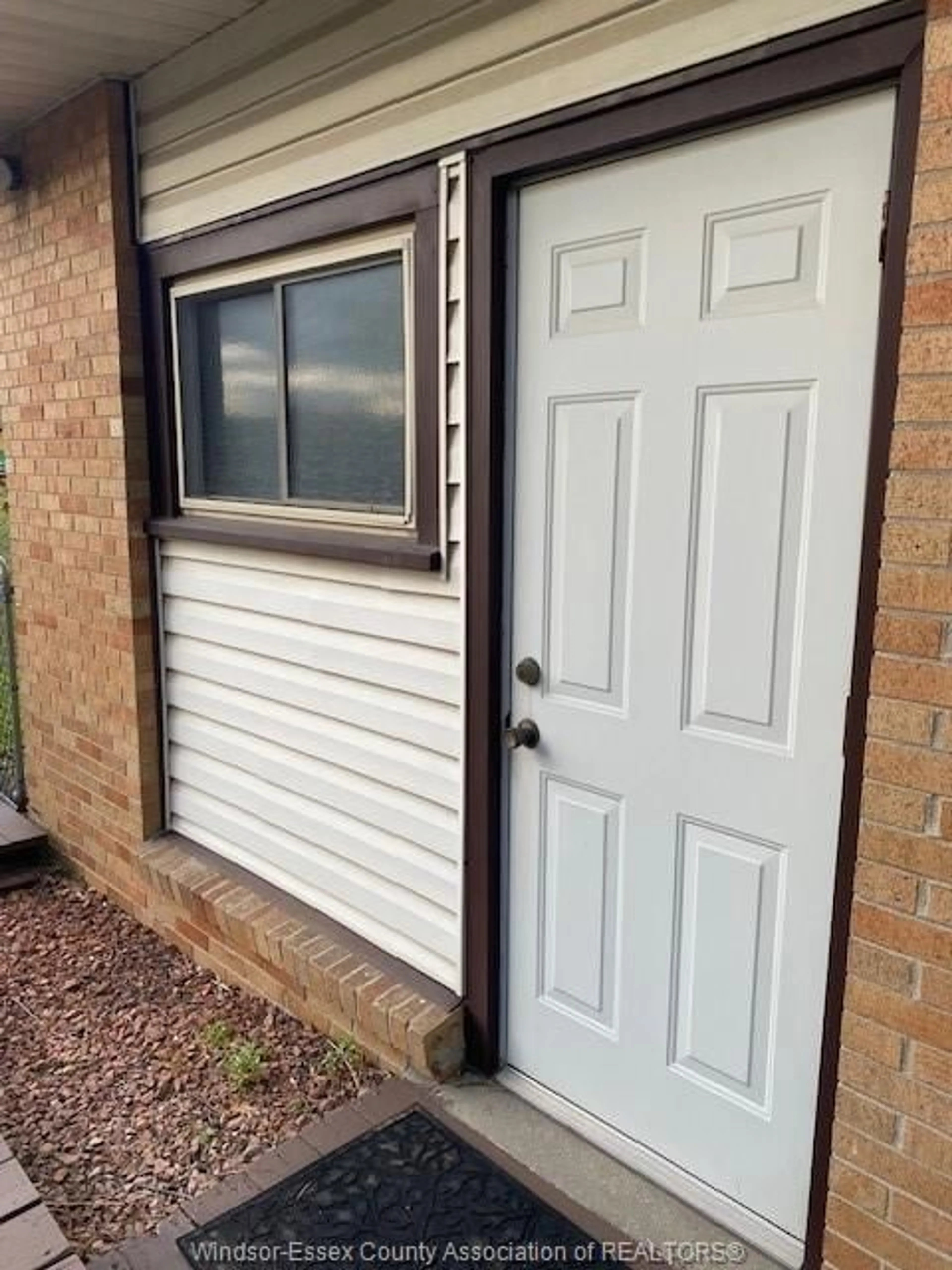 Home with vinyl exterior material, street for 3331 GLENWOOD Ave, Windsor Ontario N9E 2Y3