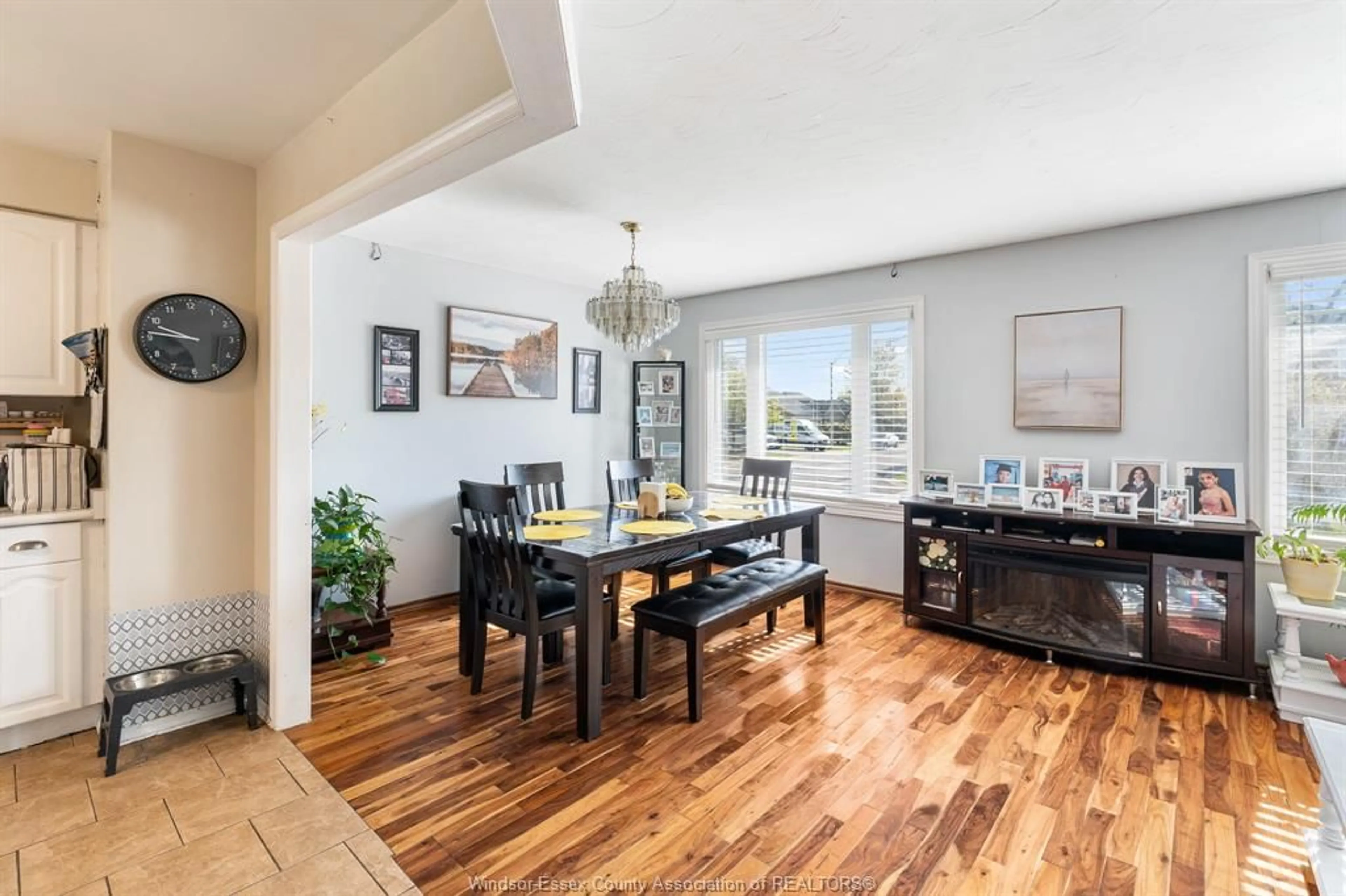 Dining room, wood/laminate floor for 80 Shawnee Crt, Leamington Ontario N8H 5A8