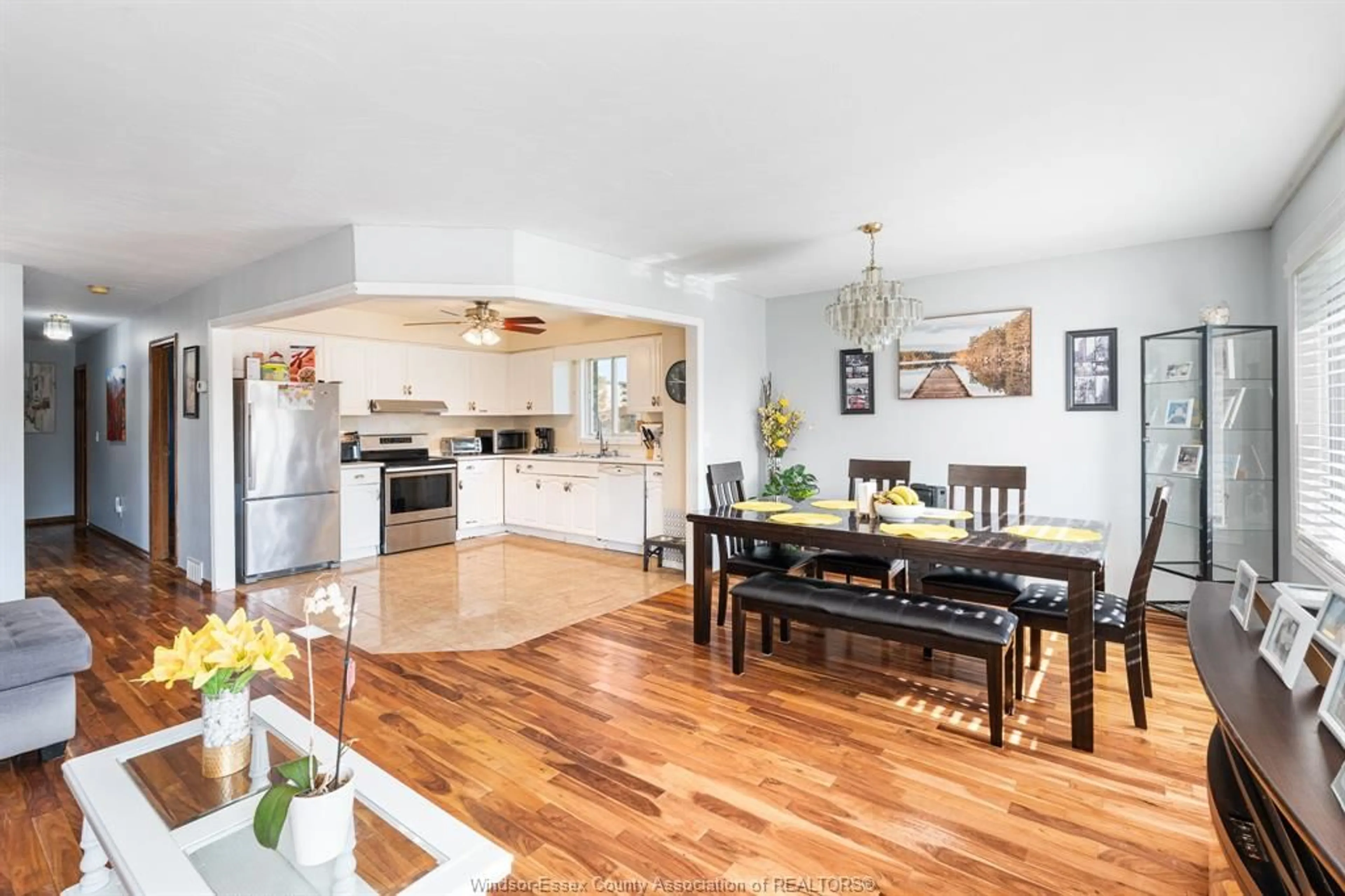 Open concept kitchen, wood/laminate floor for 80 Shawnee Crt, Leamington Ontario N8H 5A8