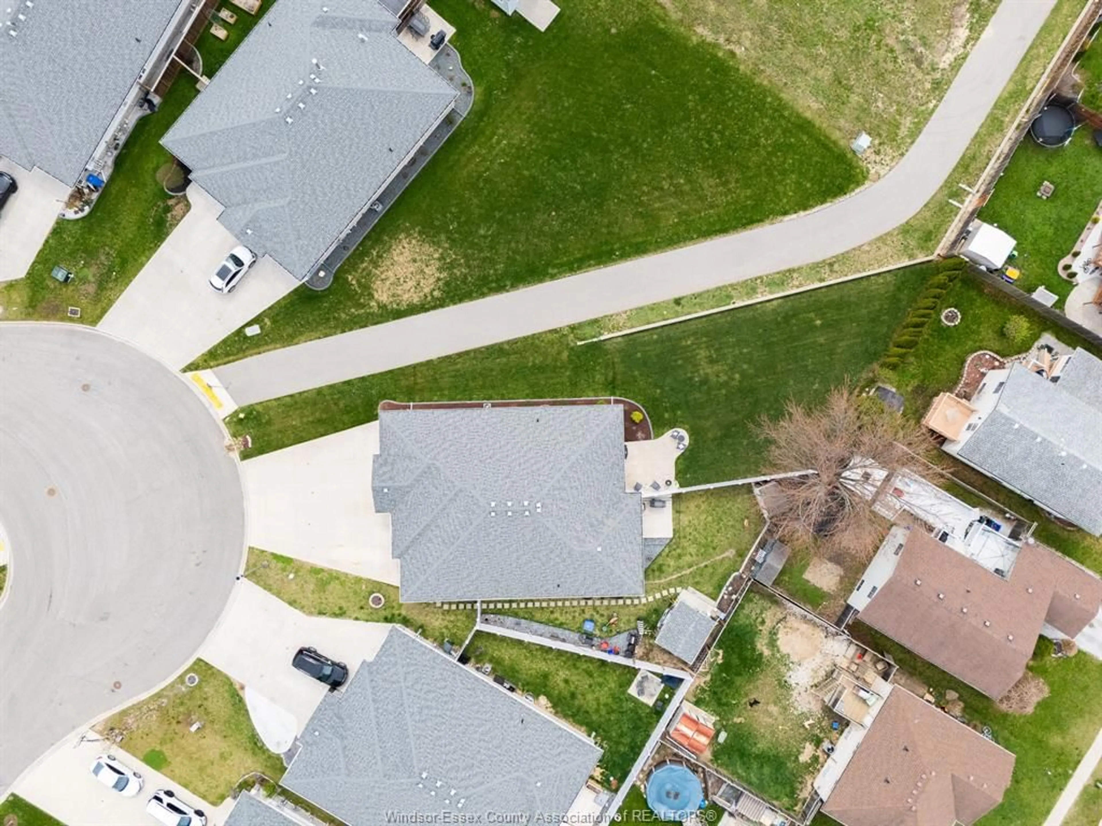A pic from outside/outdoor area/front of a property/back of a property/a pic from drone, street for 145 MEADOWVIEW Ave, Amherstburg Ontario N9V 0E9