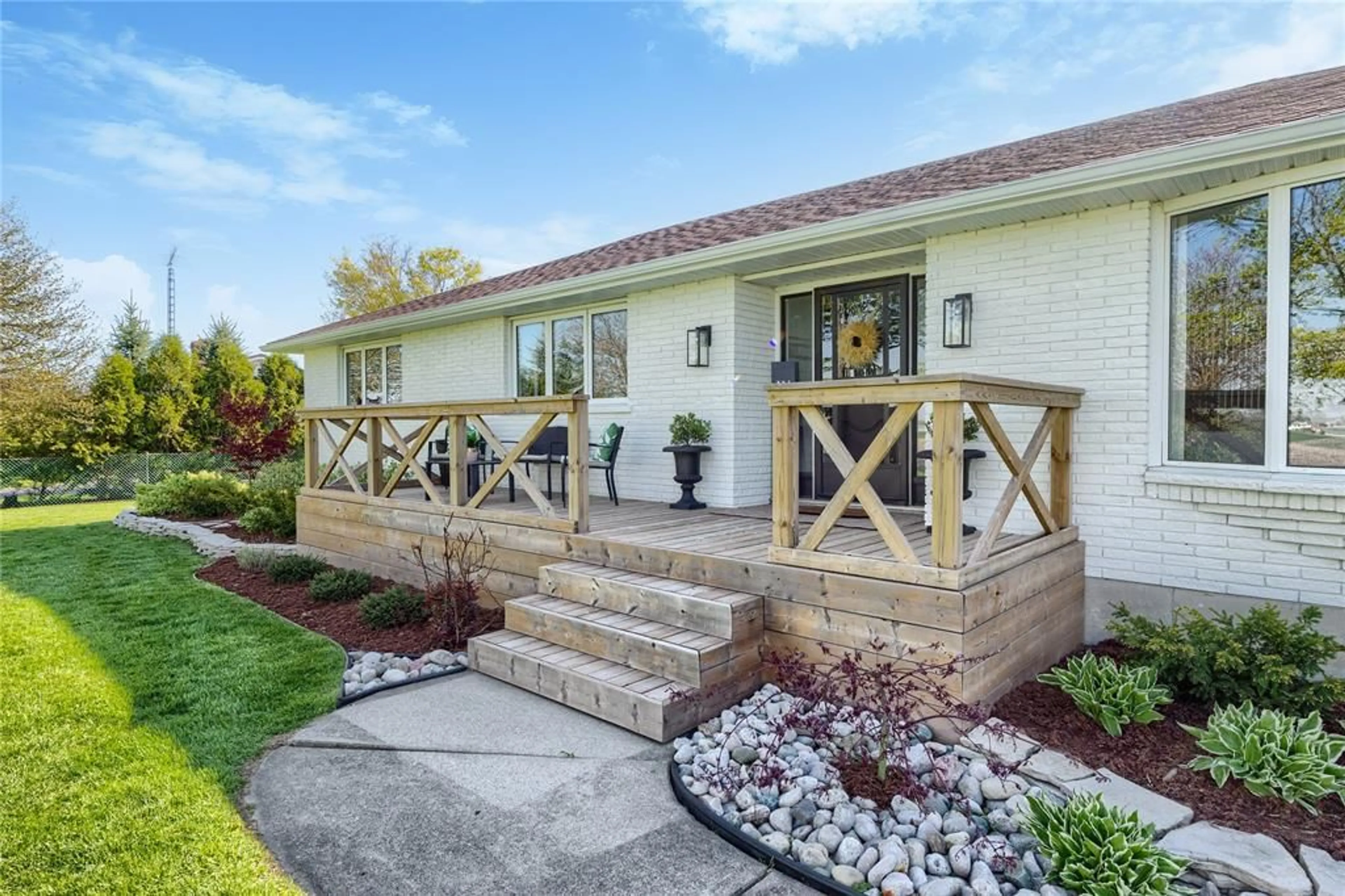 Home with brick exterior material, unknown for 5328 MANDAUMIN Rd, Plympton-Wyoming Ontario N7T 7H3