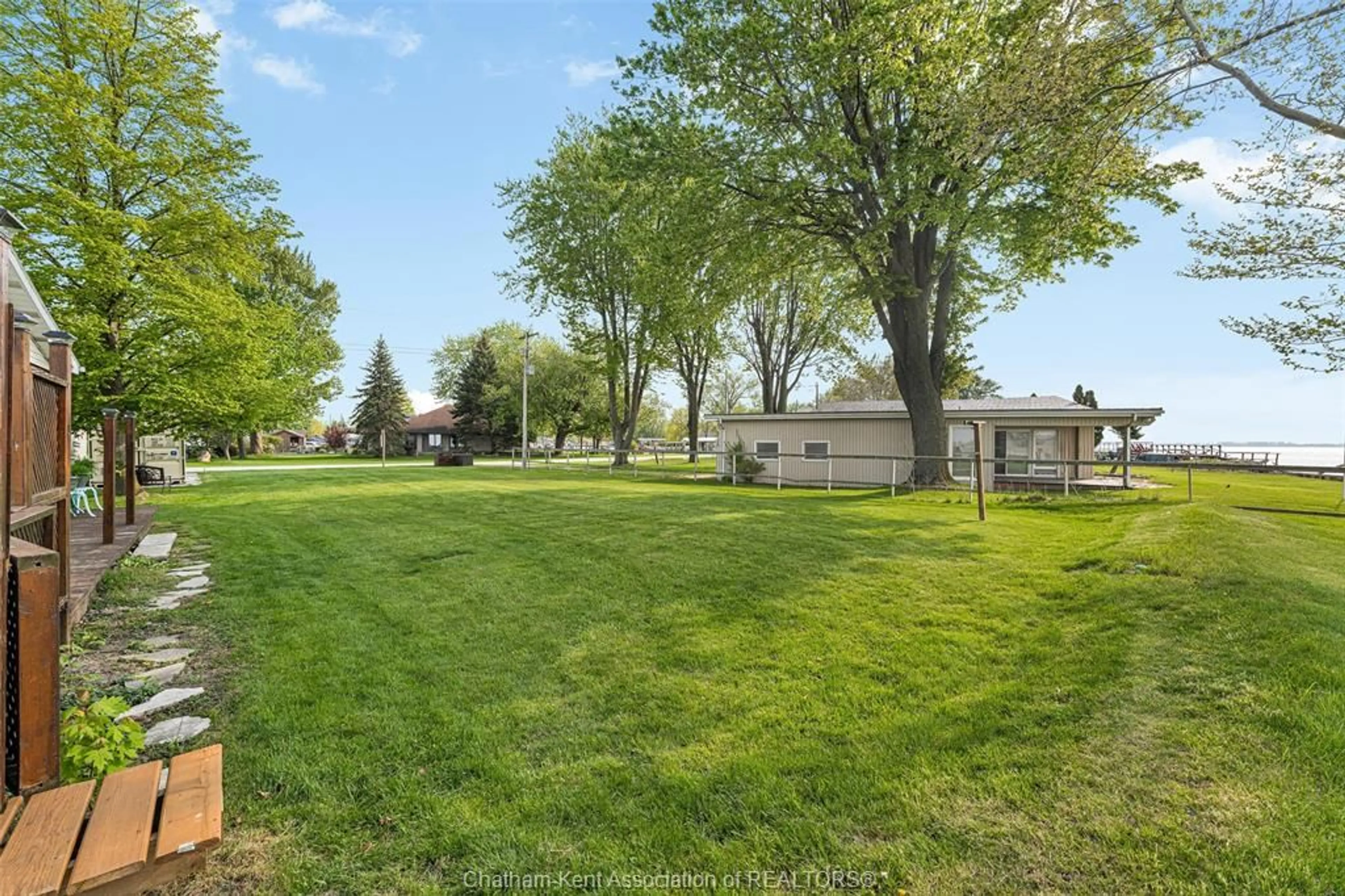 A pic from outside/outdoor area/front of a property/back of a property/a pic from drone, unknown for 105 ISLAND Cres, Lighthouse Cove Ontario N0P 2L0
