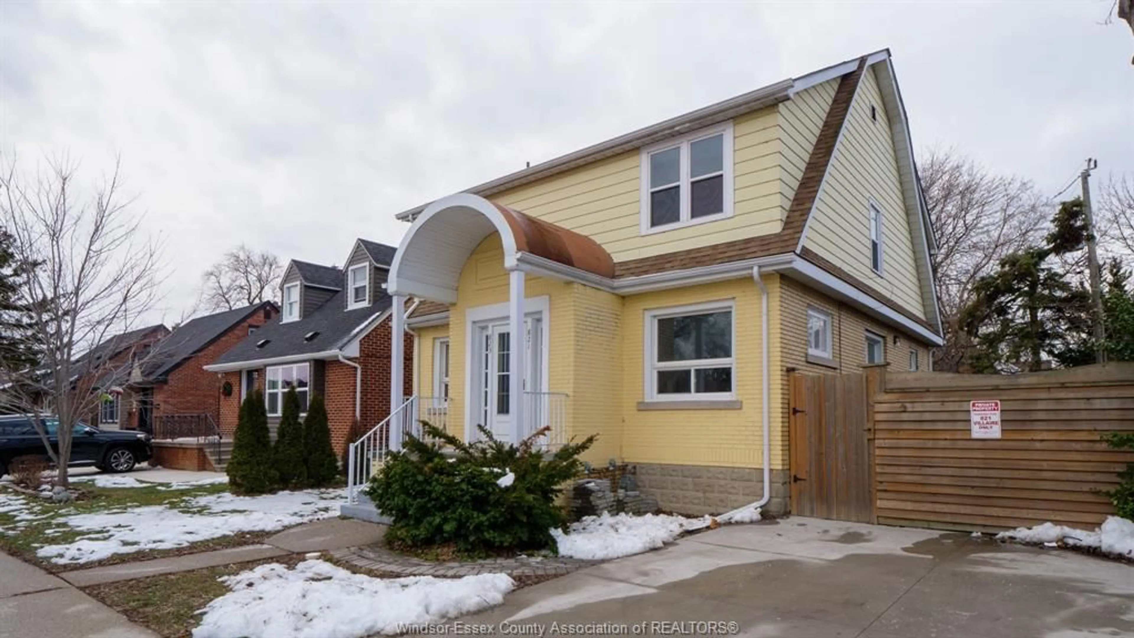 Home with vinyl exterior material, street for 821-823 VILLAIRE, Windsor Ontario N9S 2J3