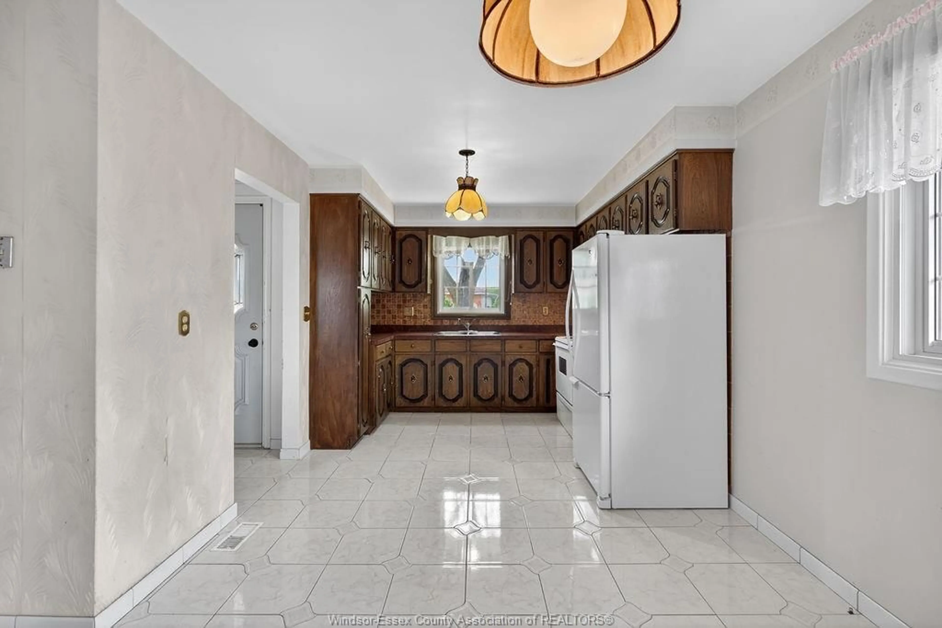 Indoor foyer for 10626 Keating Cres, Windsor Ontario N8R 1T5