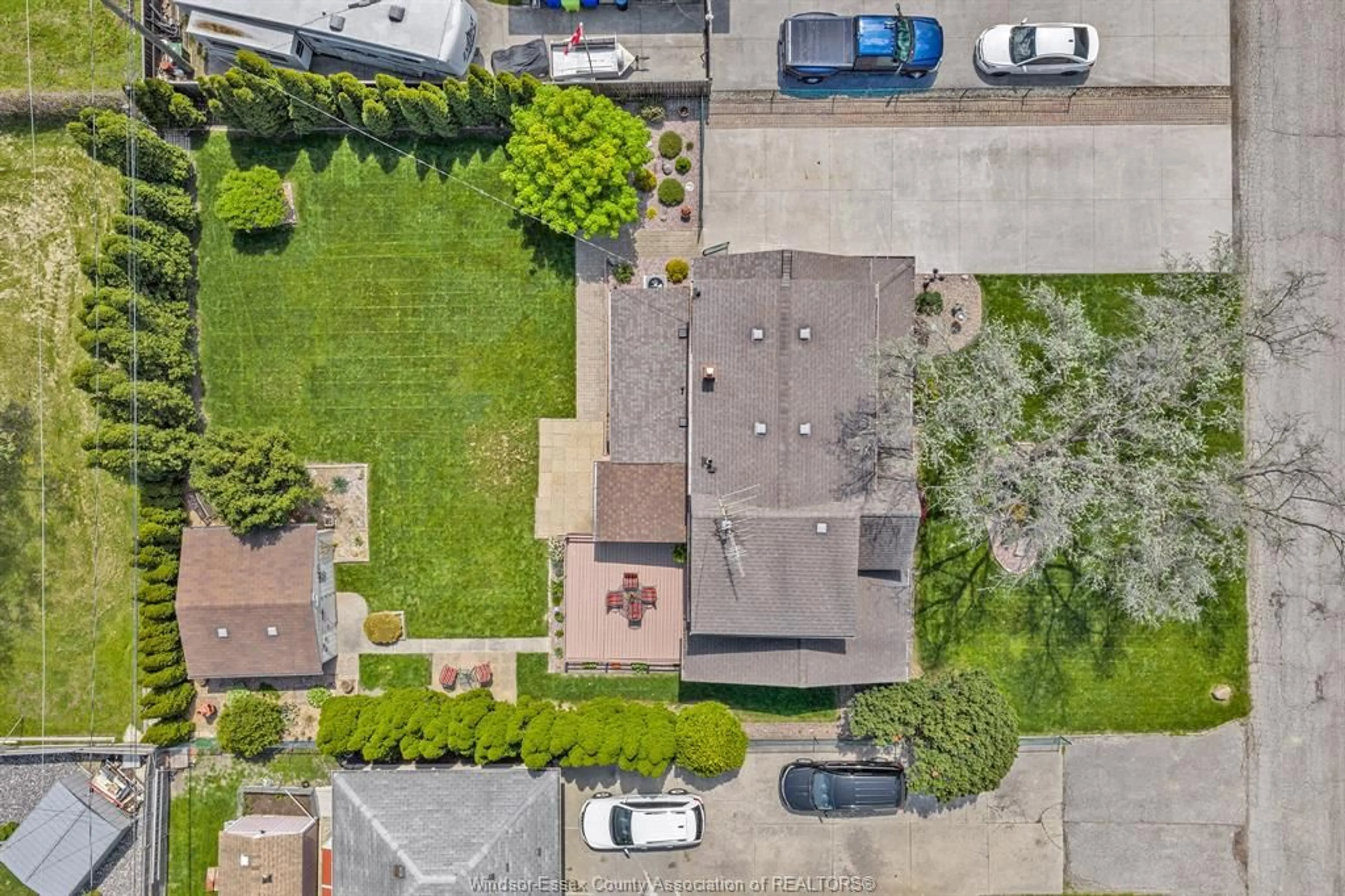 A pic from outside/outdoor area/front of a property/back of a property/a pic from drone, street for 1730 MARK Ave, Windsor Ontario N9G 3G8