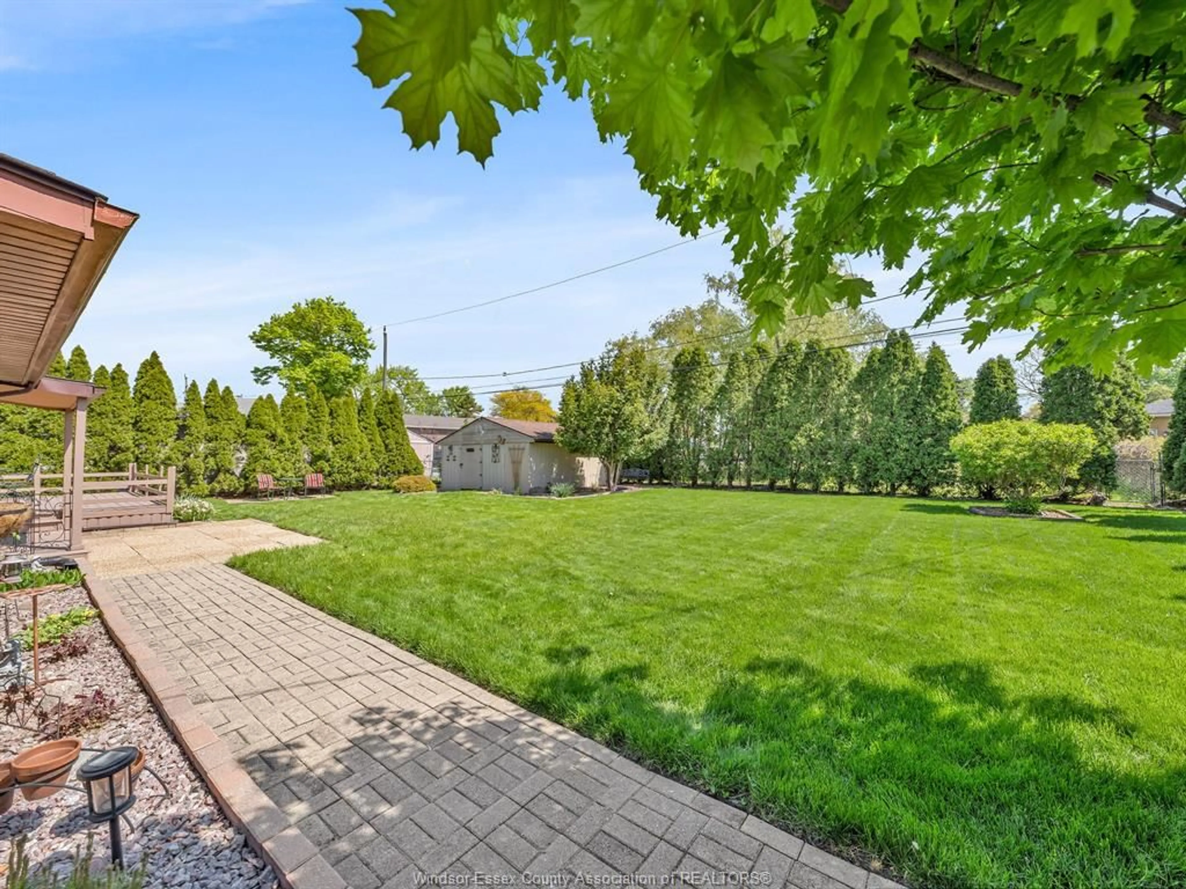 A pic from outside/outdoor area/front of a property/back of a property/a pic from drone, unknown for 1730 MARK Ave, Windsor Ontario N9G 3G8