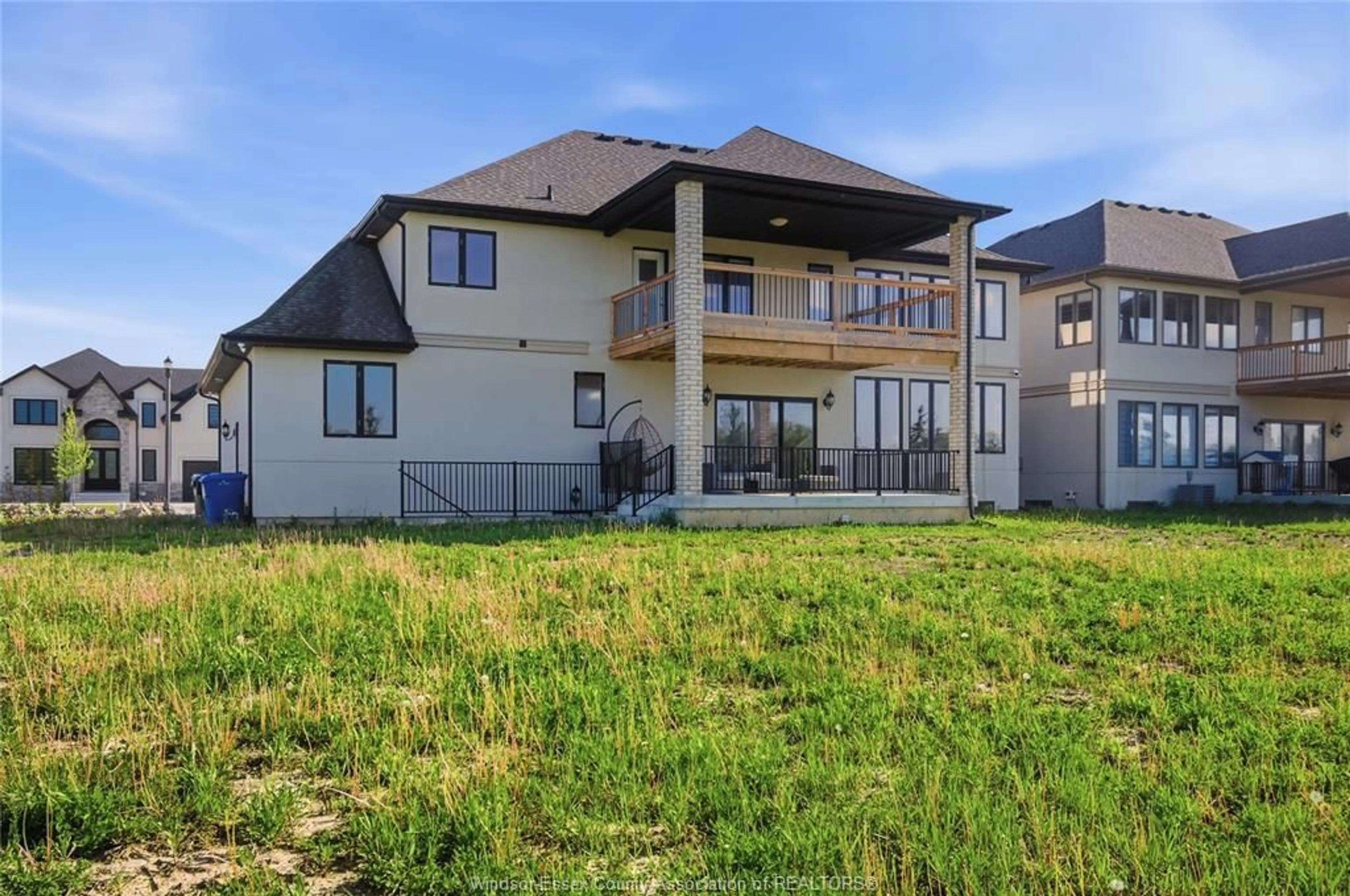 A pic from outside/outdoor area/front of a property/back of a property/a pic from drone, unknown for 336 BENSON Crt, Amherstburg Ontario N9V 0A8