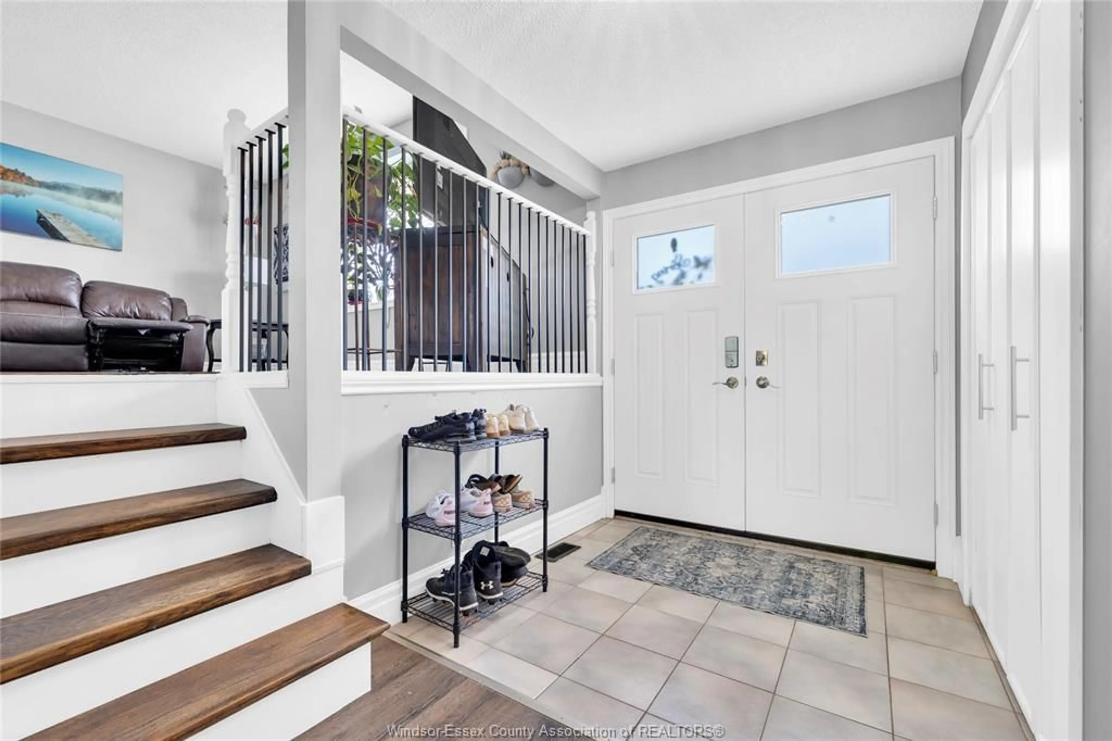 Indoor entryway for 267 ILER St, Essex Ontario N8M 1T9