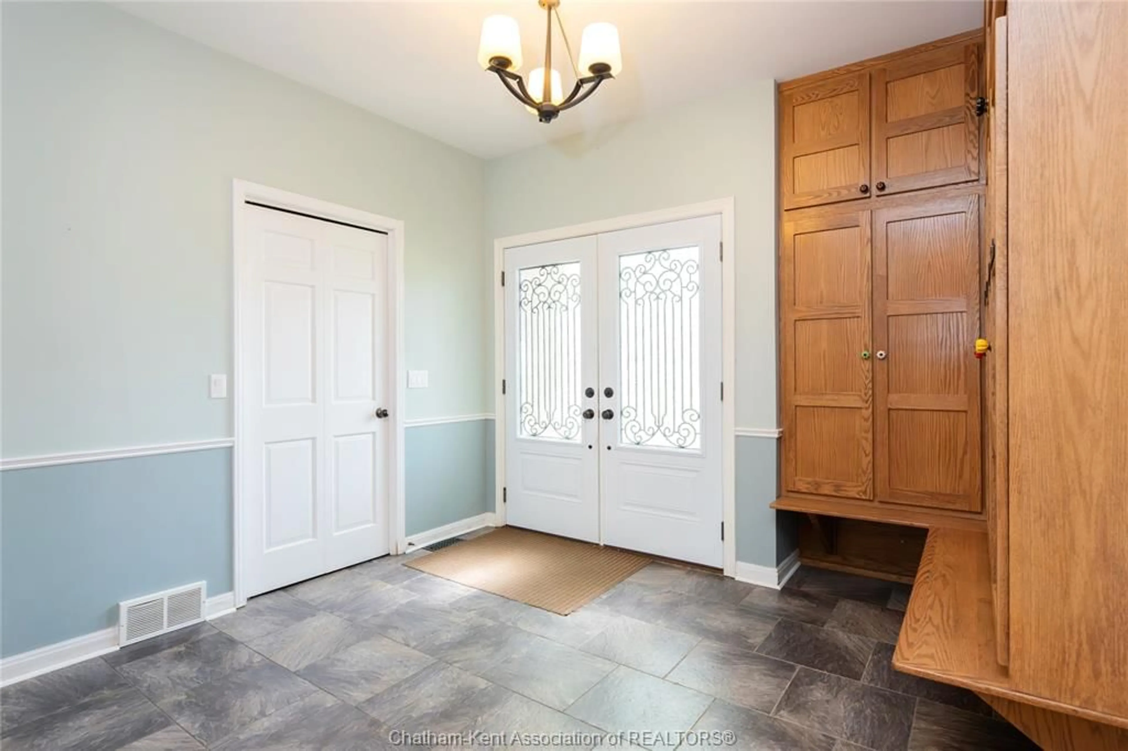 Indoor entryway for 89 McGregor St, Blenheim Ontario N0P 1A0