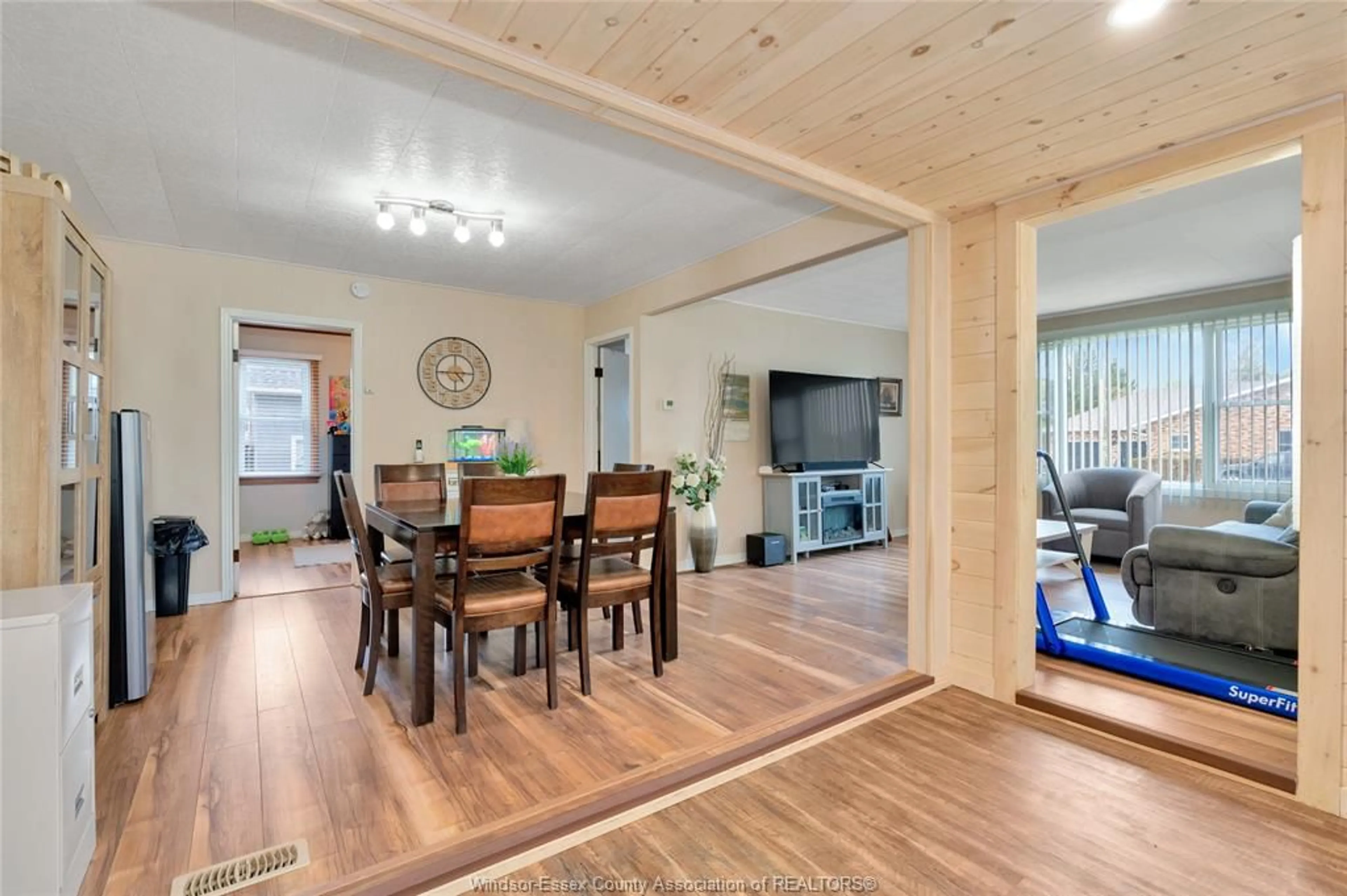 Dining room, wood/laminate floor for 1626 TALBOT Rd, Kingsville Ontario N9Y 2E5