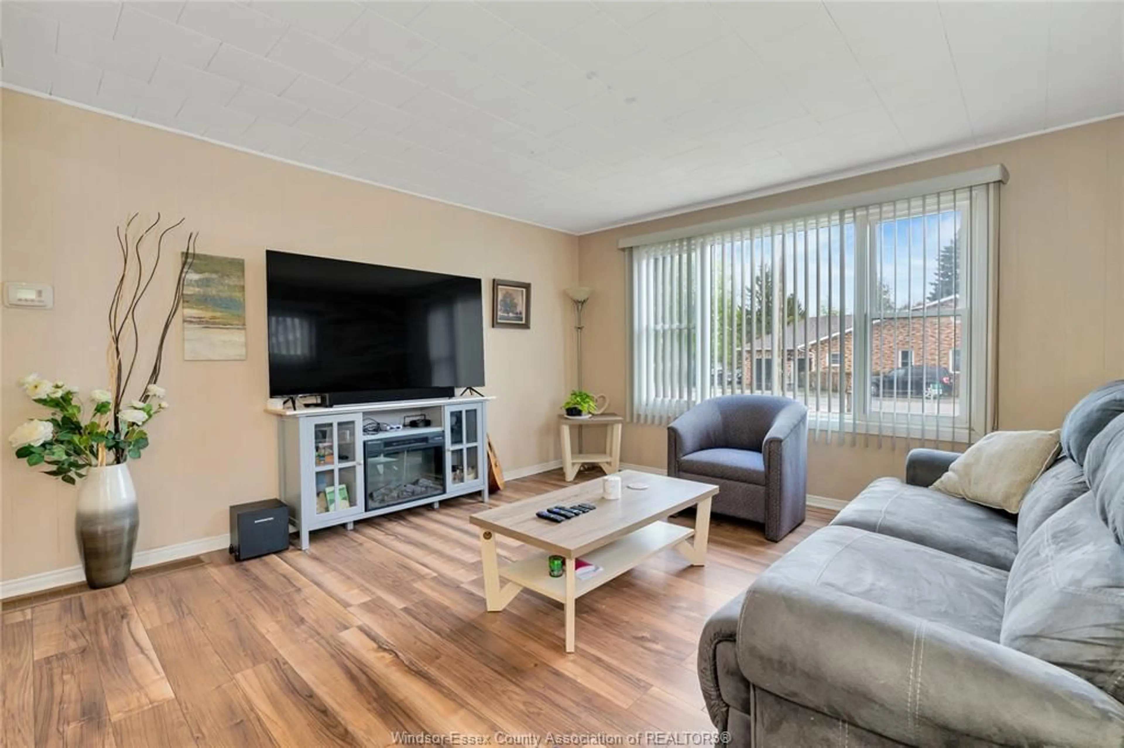 Living room with furniture, wood/laminate floor for 1626 TALBOT Rd, Kingsville Ontario N9Y 2E5
