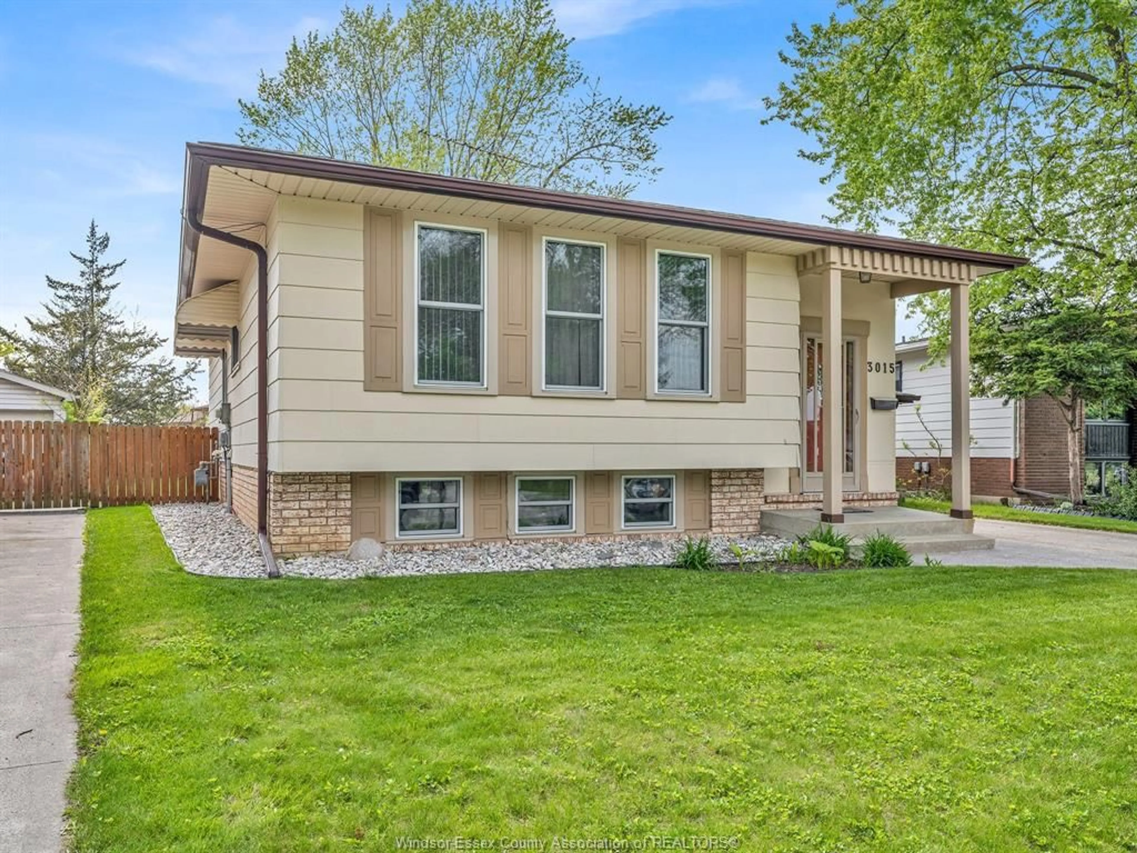 Home with vinyl exterior material, street for 3015 APPLE Lane, Windsor Ontario N8R 1K7