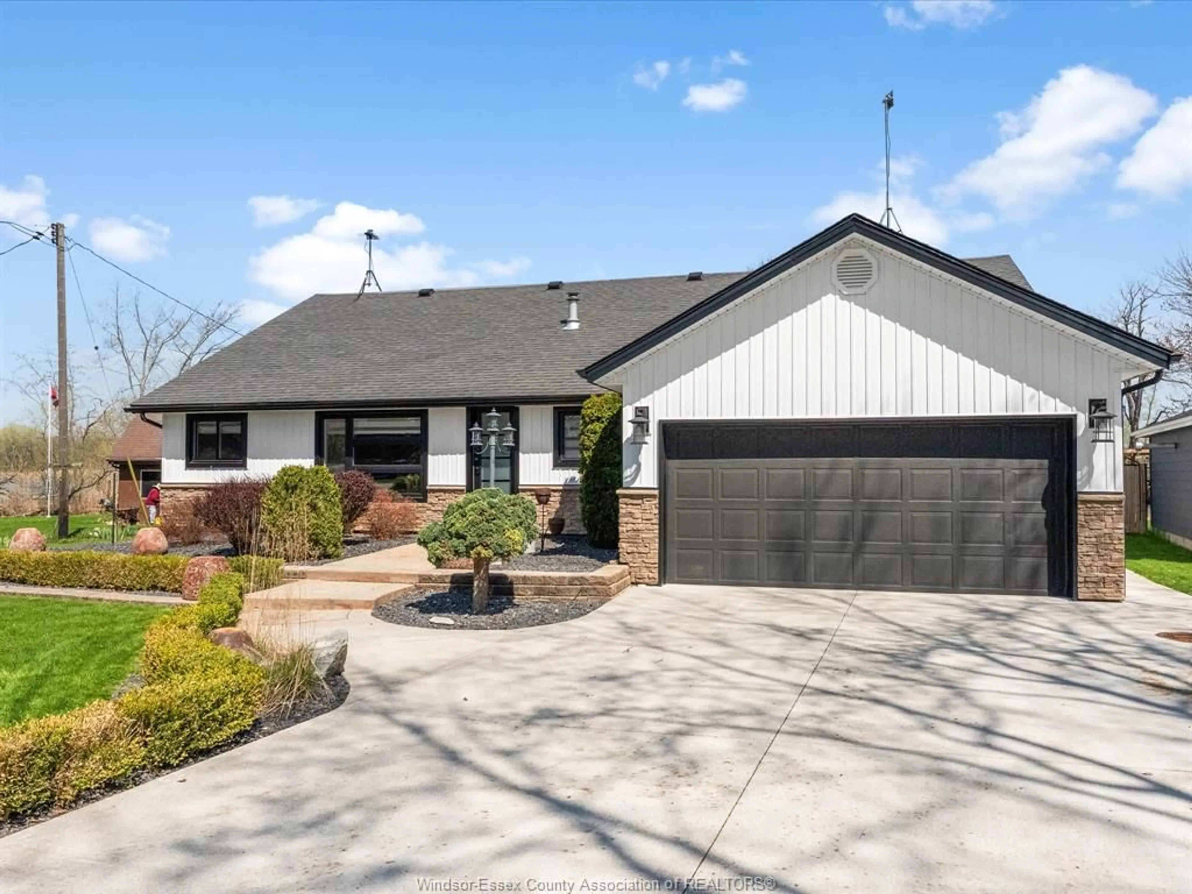 Home with vinyl exterior material, street for 1122 Heritage Rd, Kingsville Ontario N9Y 2E6
