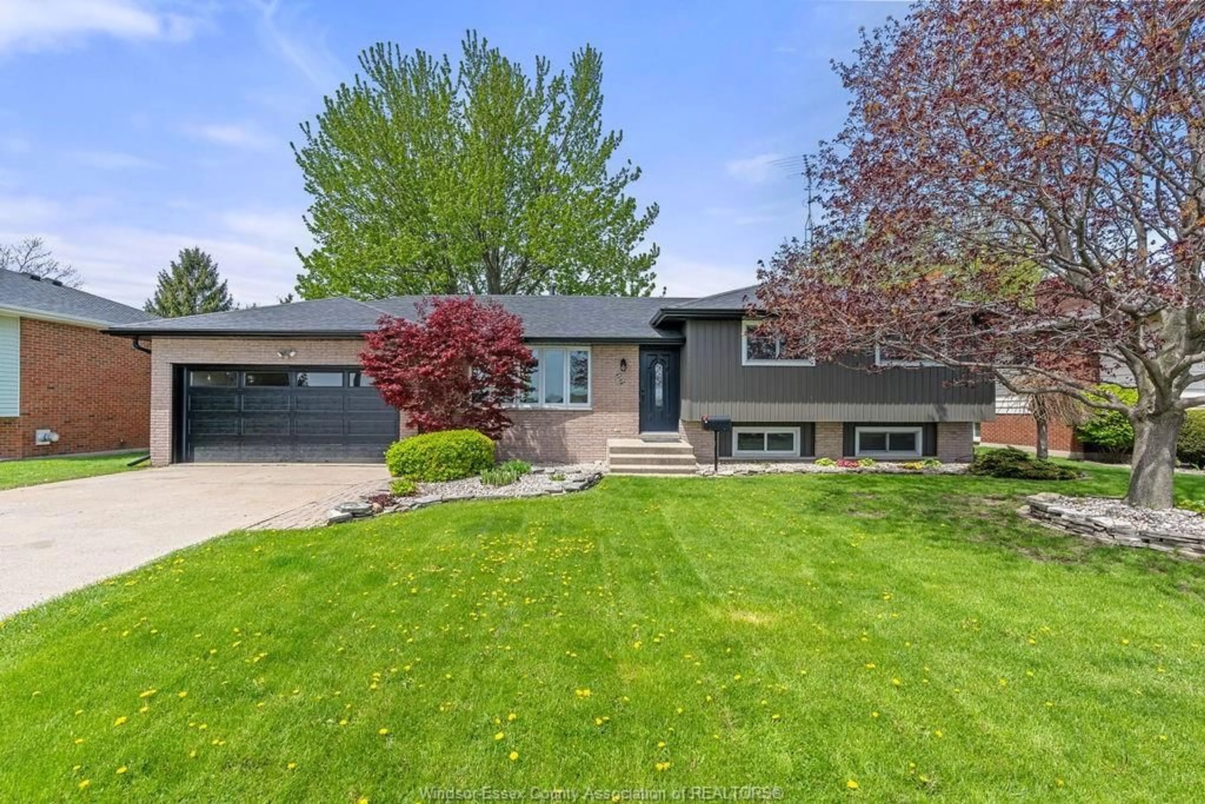 Home with vinyl exterior material, street for 157 FAIRVIEW Ave, Essex Ontario N8M 2R3