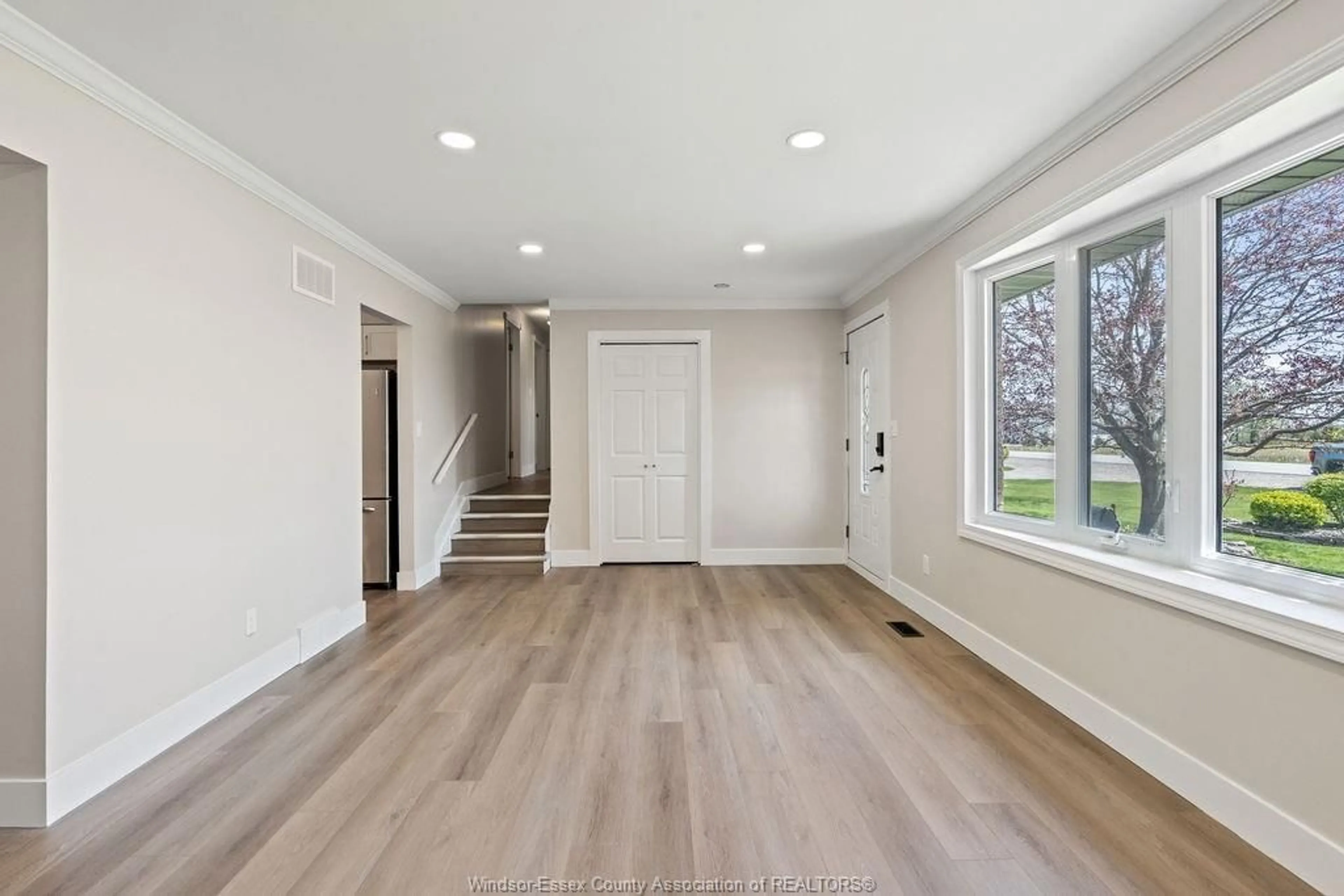 Indoor entryway for 157 FAIRVIEW Ave, Essex Ontario N8M 2R3