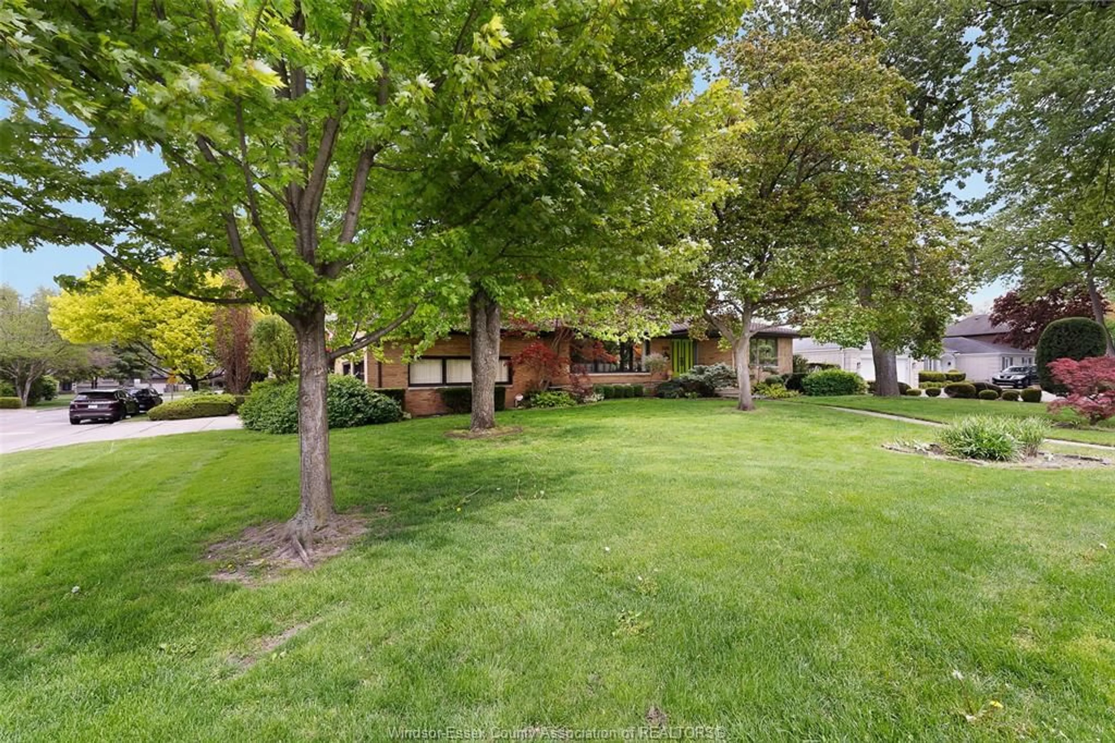 A pic from outside/outdoor area/front of a property/back of a property/a pic from drone, street for 3500 VICTORIA Blvd, Windsor Ontario N9E 3L3