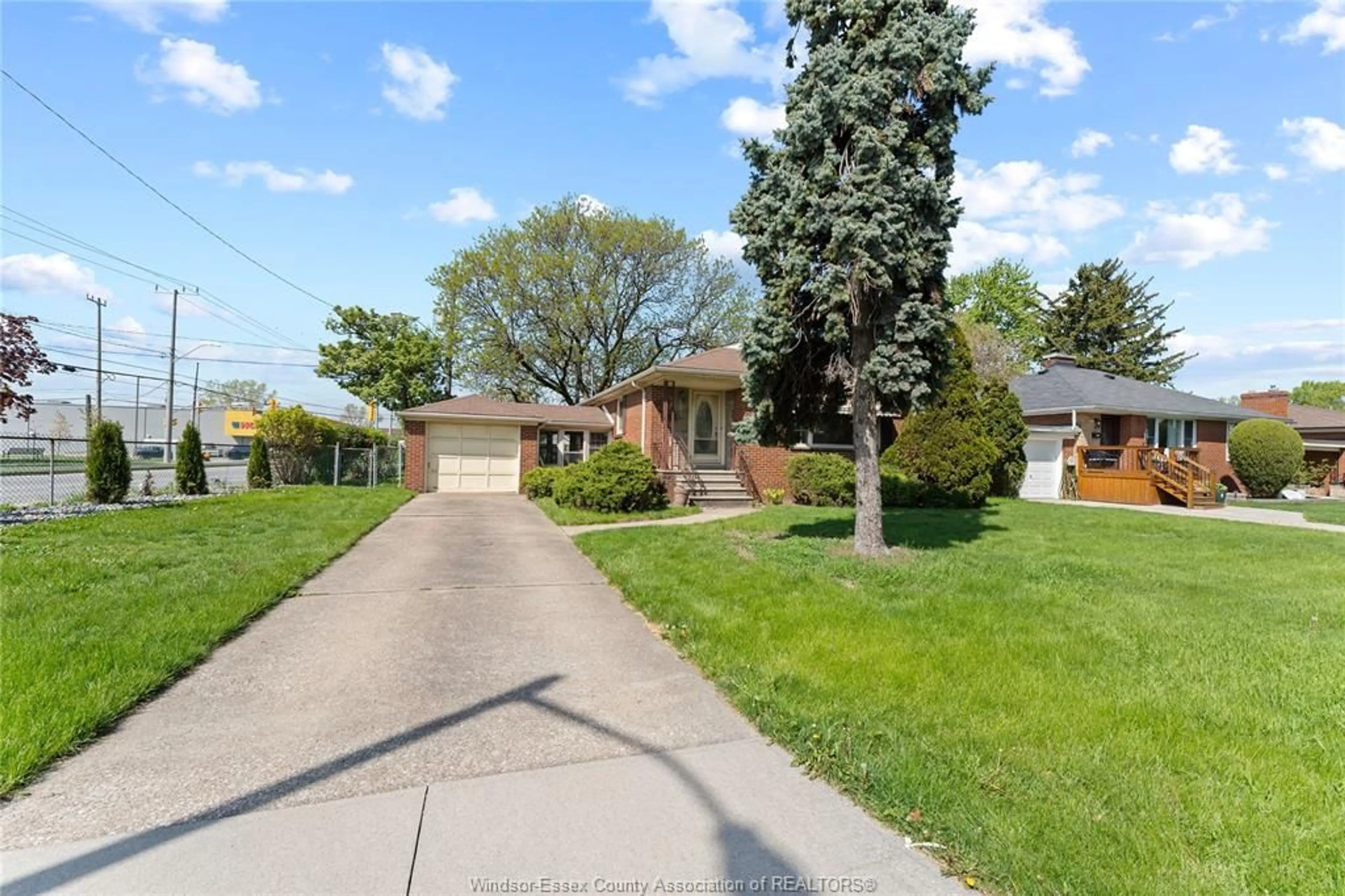 A pic from outside/outdoor area/front of a property/back of a property/a pic from drone, street for 295 HENKEL Pl, Windsor Ontario N8Y 2E8