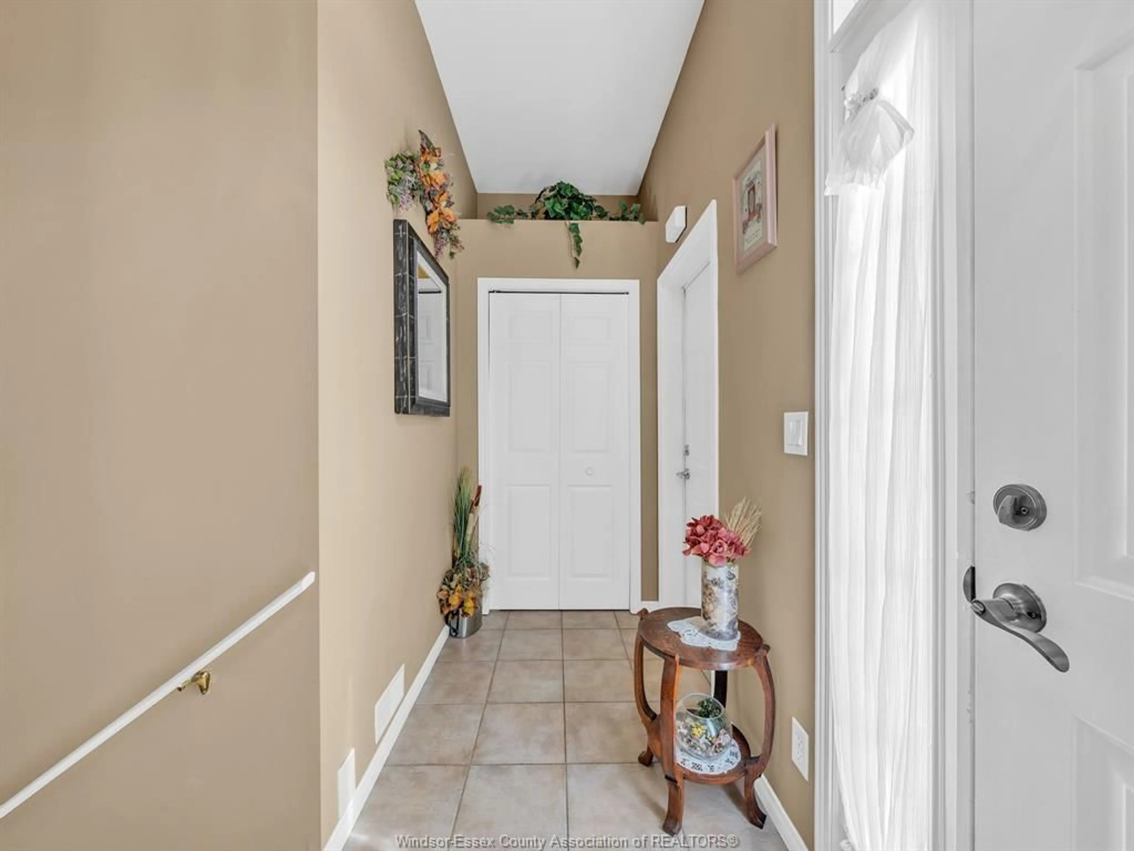 Indoor entryway for 967 WRIDE Ave, Kingsville Ontario N9Y 3E9